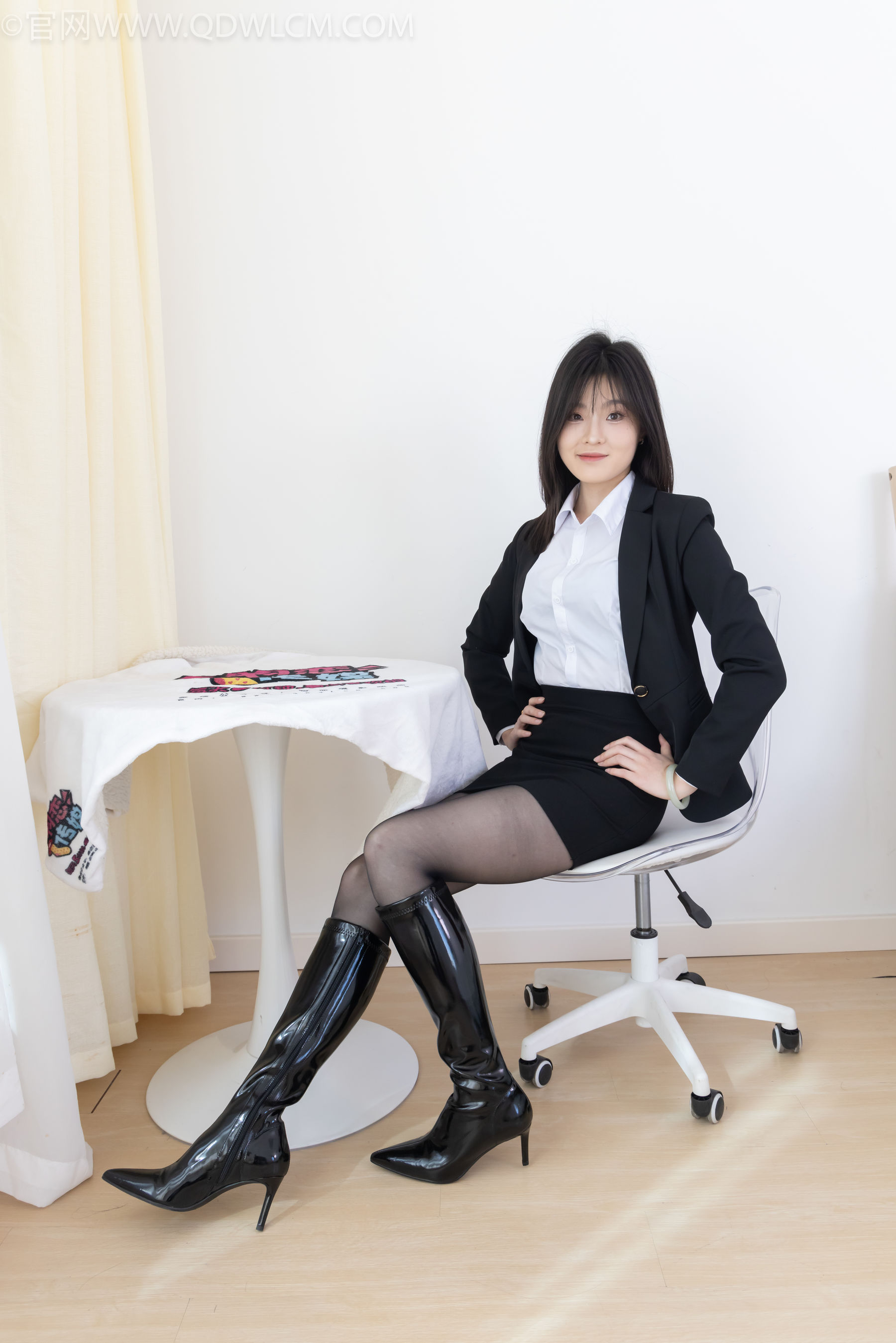 物恋传媒 No.2306 青柠 - 高跟长靴、薄黑丝、ol制服/(260P)