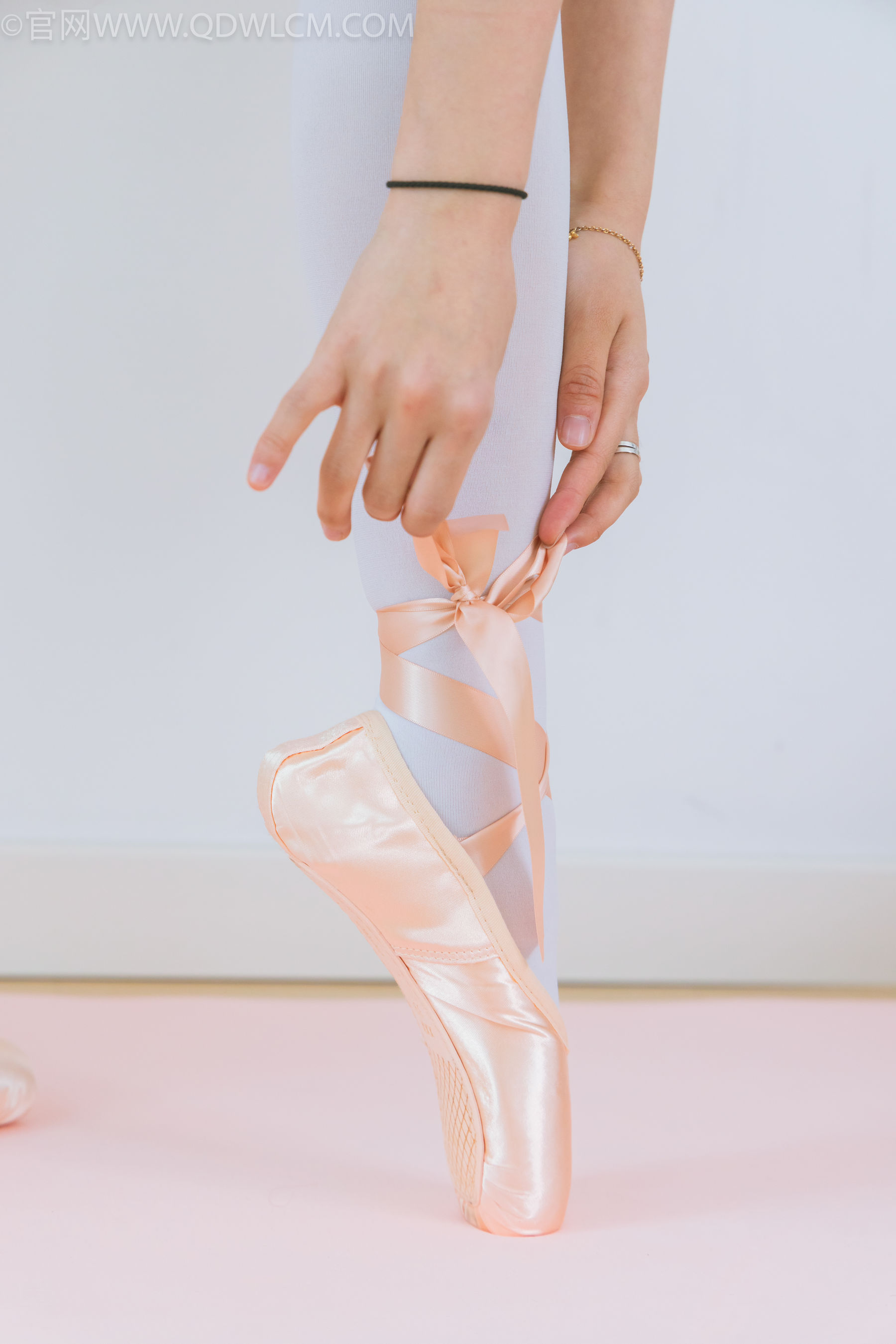物恋传媒 No.2307 泡泡 - 芭蕾鞋、厚白丝、芭蕾动作、皮筋绑脚剧情/(166P)