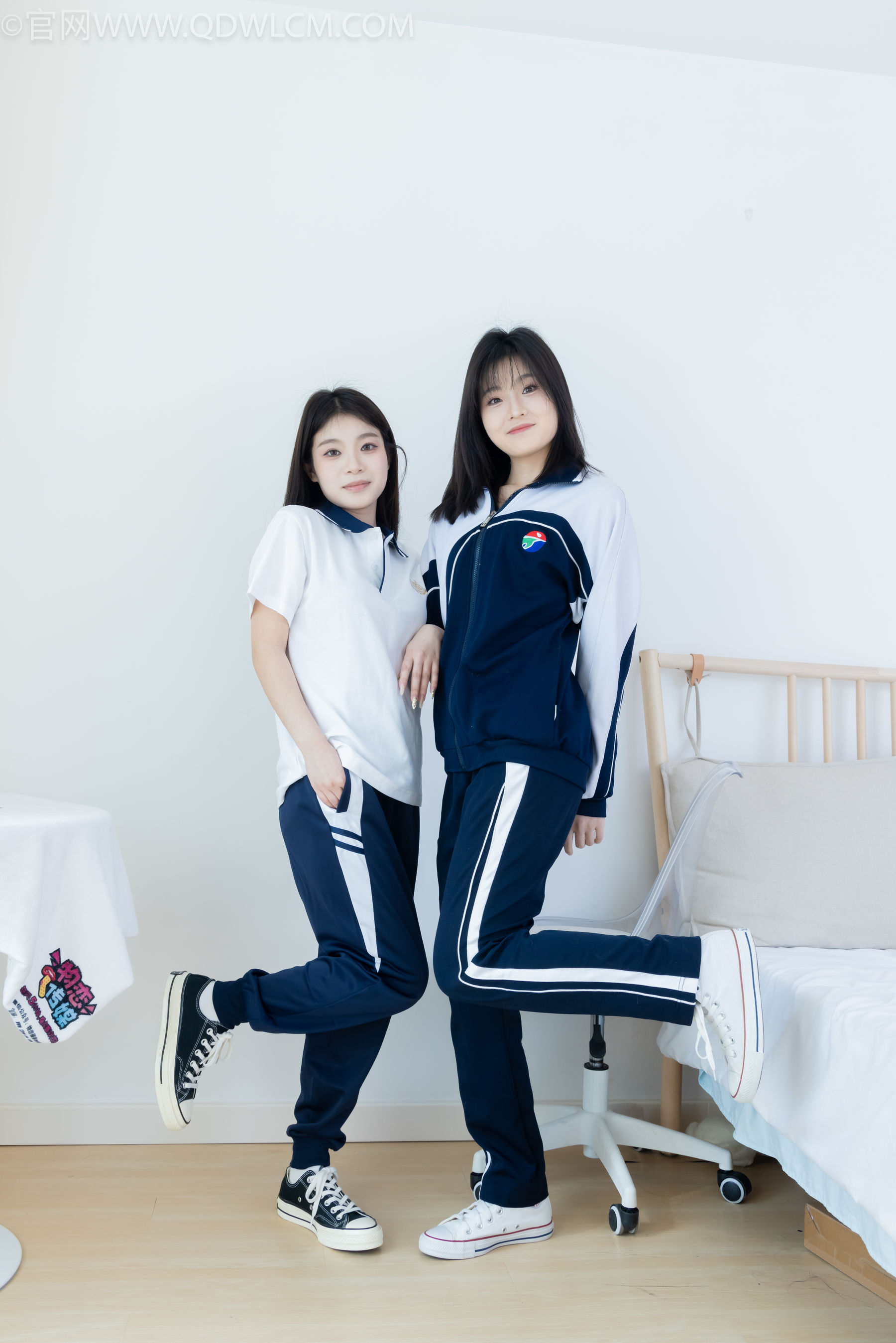 物恋传媒 No.2322 闪闪&青柠 - 帆布鞋、白棉袜、青柠薄肉丝、闪闪薄白丝/(168P)