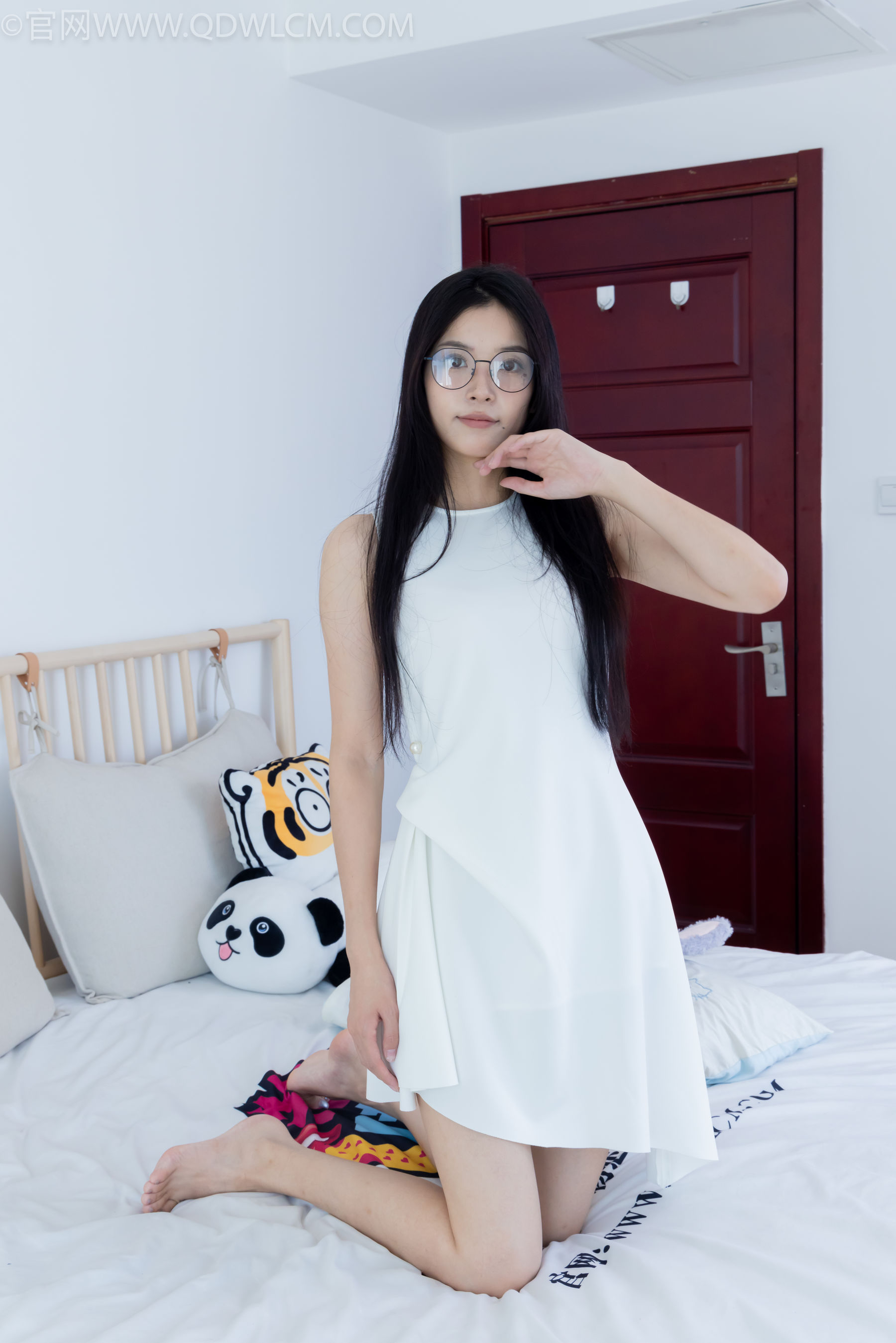 物恋传媒 No.2320 茯苓 - 凉鞋、薄肉丝、裸足、皮筋绑脚以及挠脚心剧情/(159P)