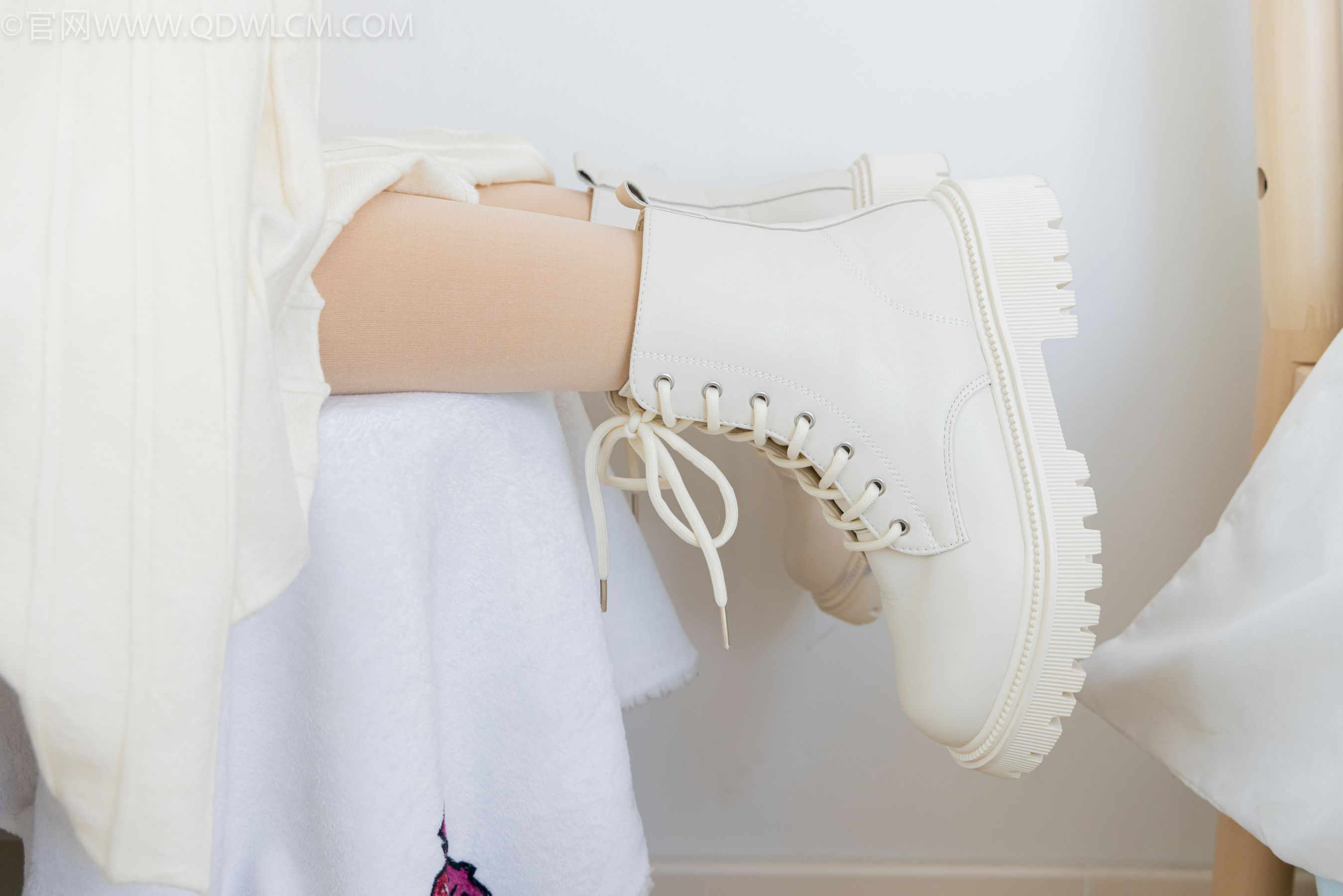 物恋传媒 No.2308 茯苓&欢欢 - 高跟鞋、马丁靴、厚白丝、厚肉丝、瑜伽动作、婚纱/(154P)