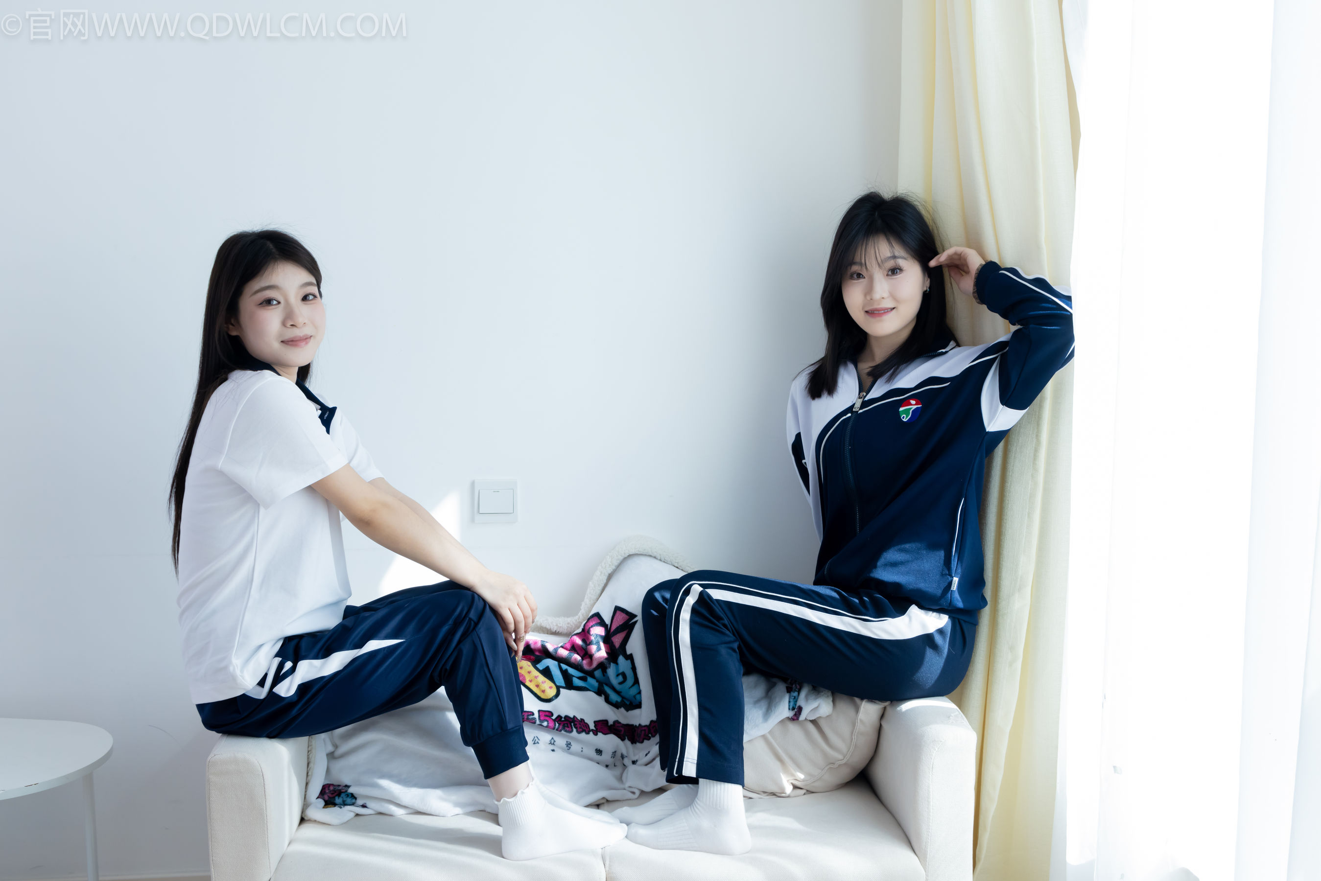 物恋传媒 No.2322 闪闪&青柠 - 帆布鞋、白棉袜、青柠薄肉丝、闪闪薄白丝/(168P)