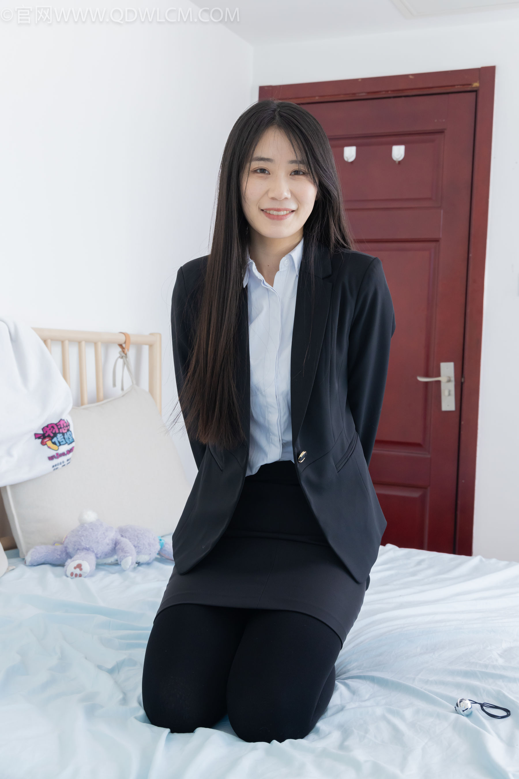 物恋传媒 No.2318 菜菜 - OL制服、高跟鞋、三双厚黑丝叠穿、袜腰展示/(177P)