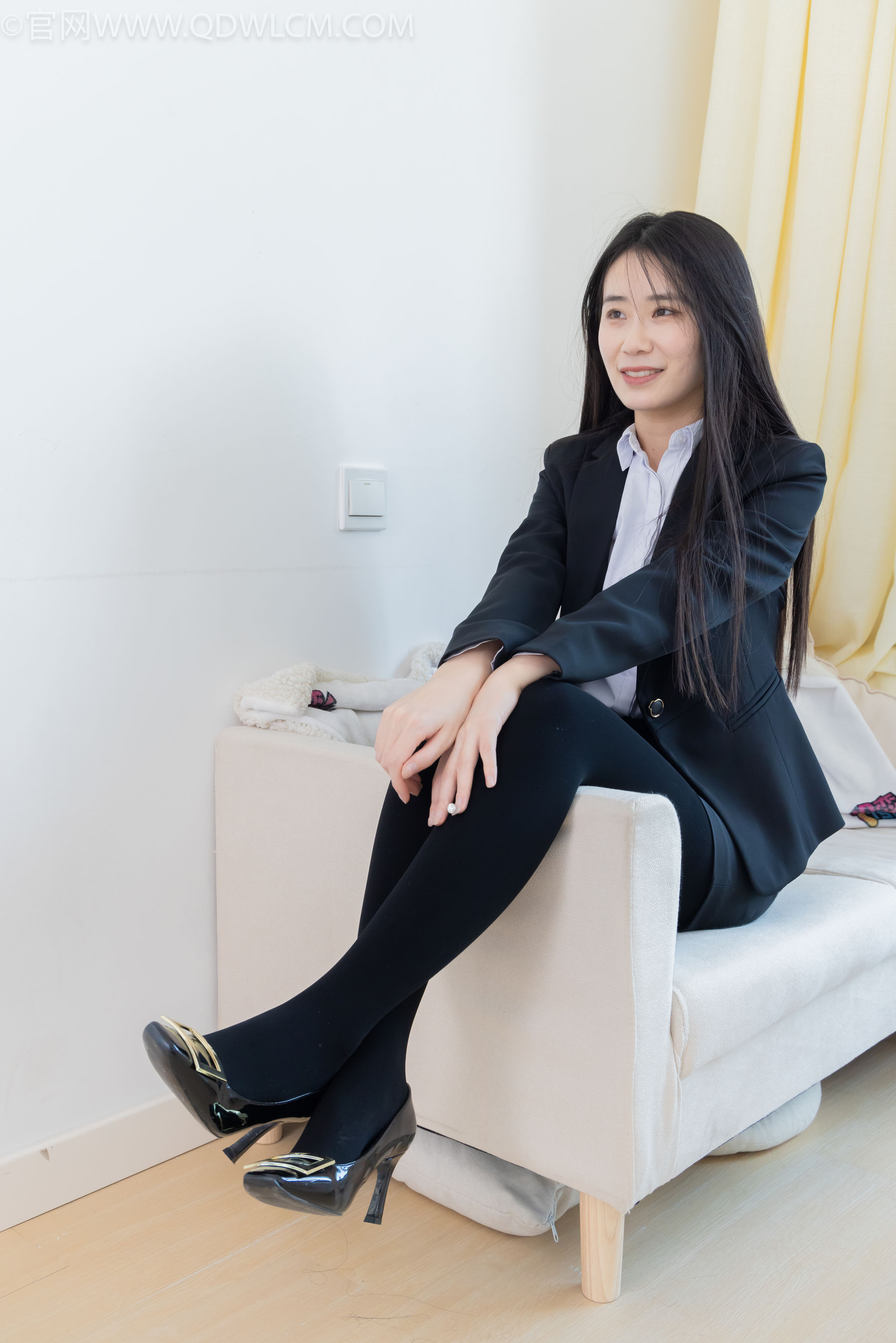 物恋传媒 No.2318 菜菜 - OL制服、高跟鞋、三双厚黑丝叠穿、袜腰展示/(177P)