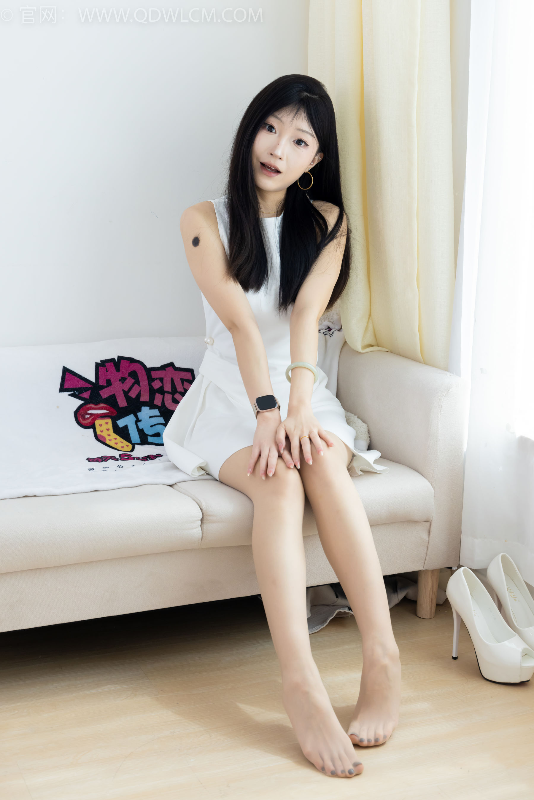 物恋传媒 No.2311 嘟嘟 - 高跟鞋、薄肉丝、气垫梳老头乐挠脚剧情/(170P)