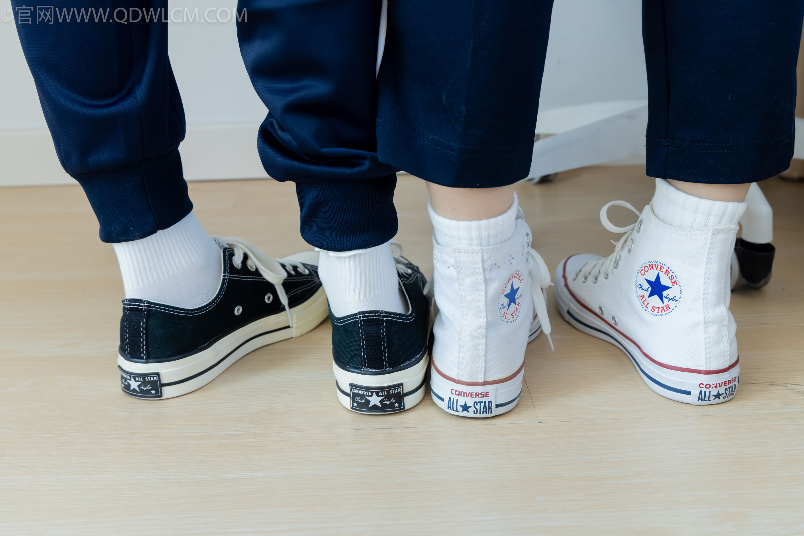 物恋传媒 No.2322 闪闪&青柠 - 帆布鞋、白棉袜、青柠薄肉丝、闪闪薄白丝/(168P)