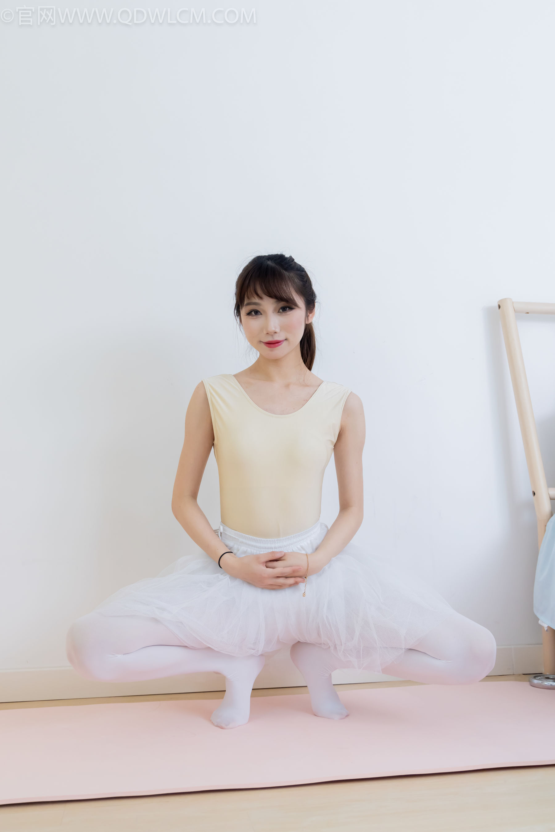 物恋传媒 No.2307 泡泡 - 芭蕾鞋、厚白丝、芭蕾动作、皮筋绑脚剧情/(166P)