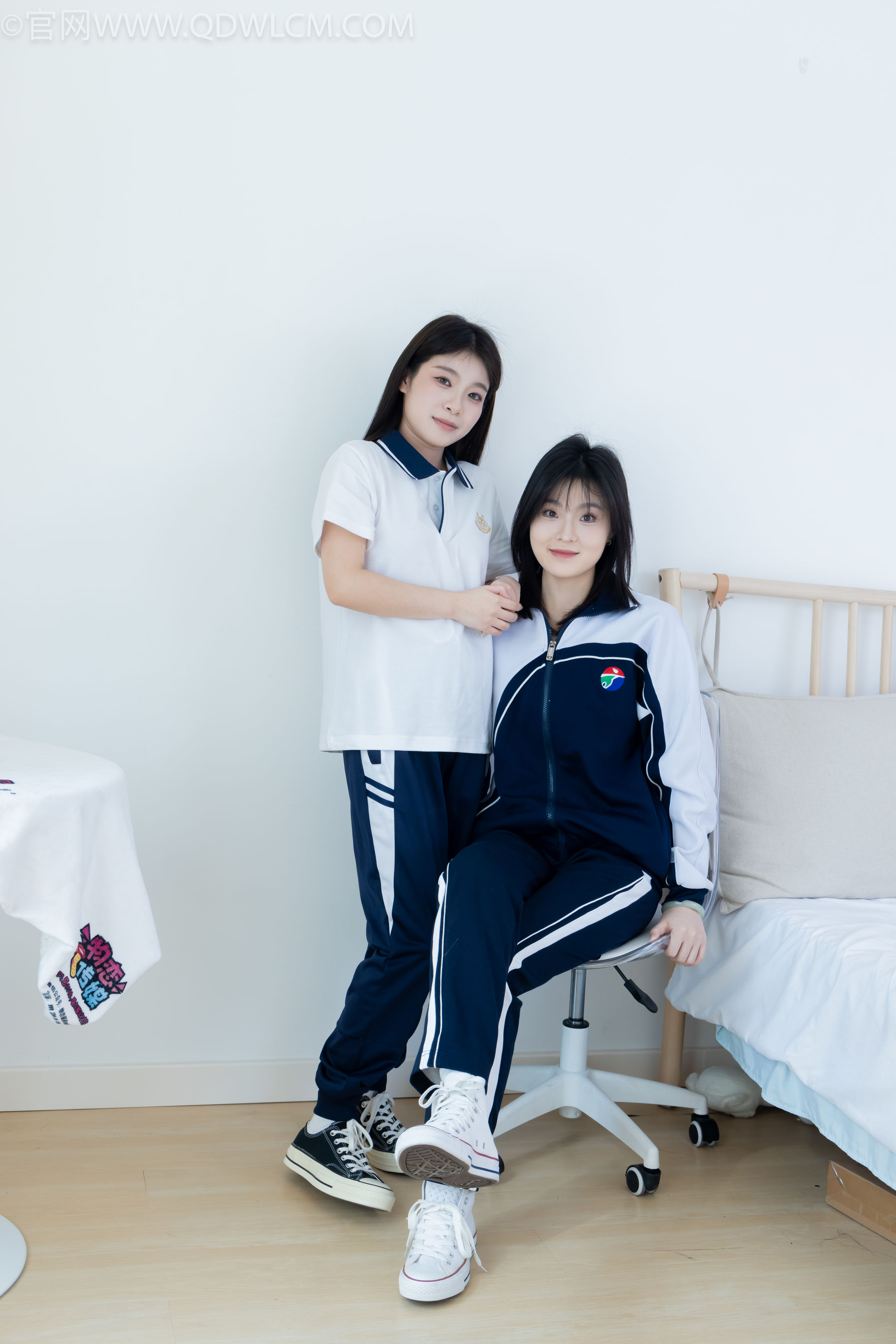 物恋传媒 No.2322 闪闪&青柠 - 帆布鞋、白棉袜、青柠薄肉丝、闪闪薄白丝/(168P)