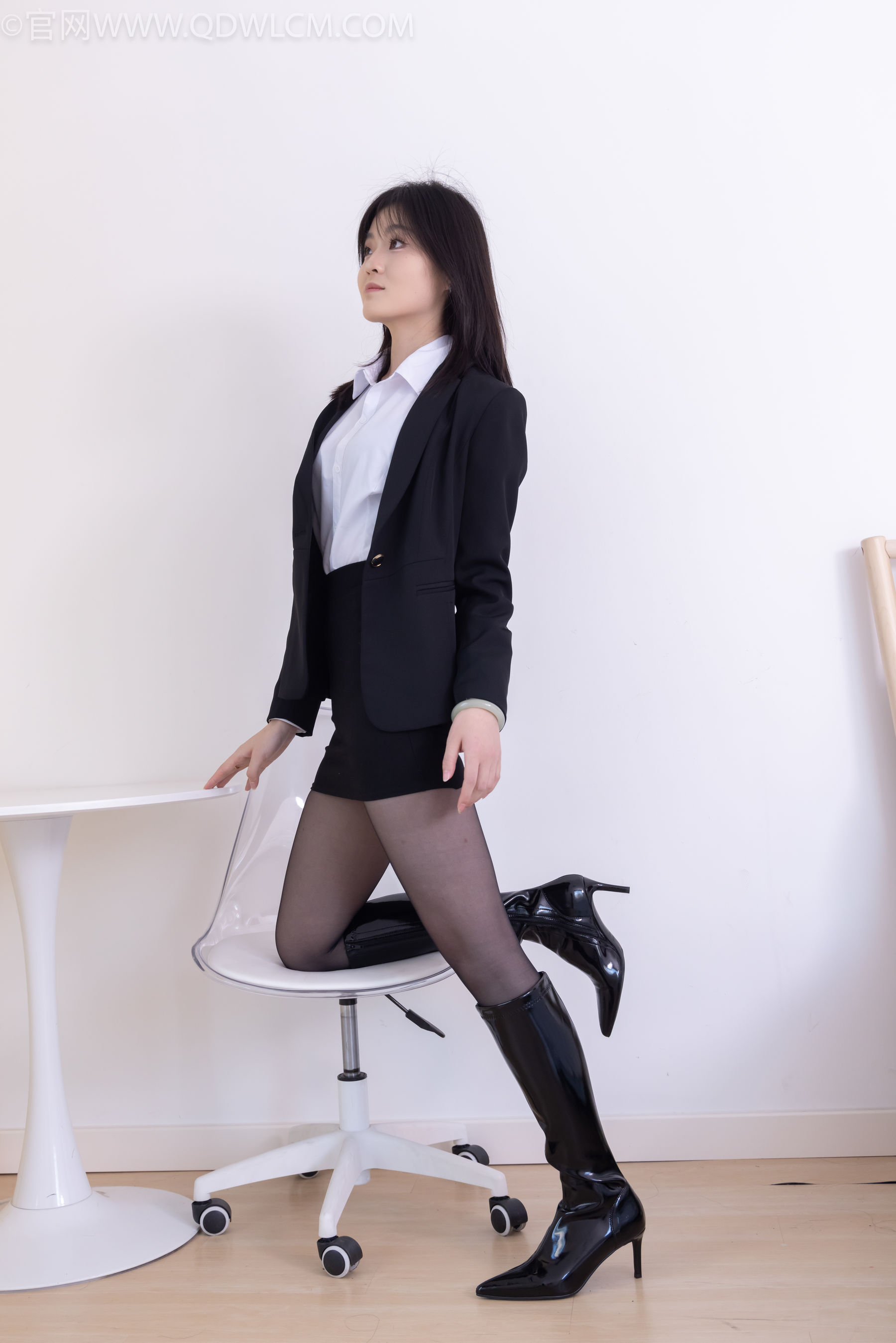 物恋传媒 No.2306 青柠 - 高跟长靴、薄黑丝、ol制服/(260P)