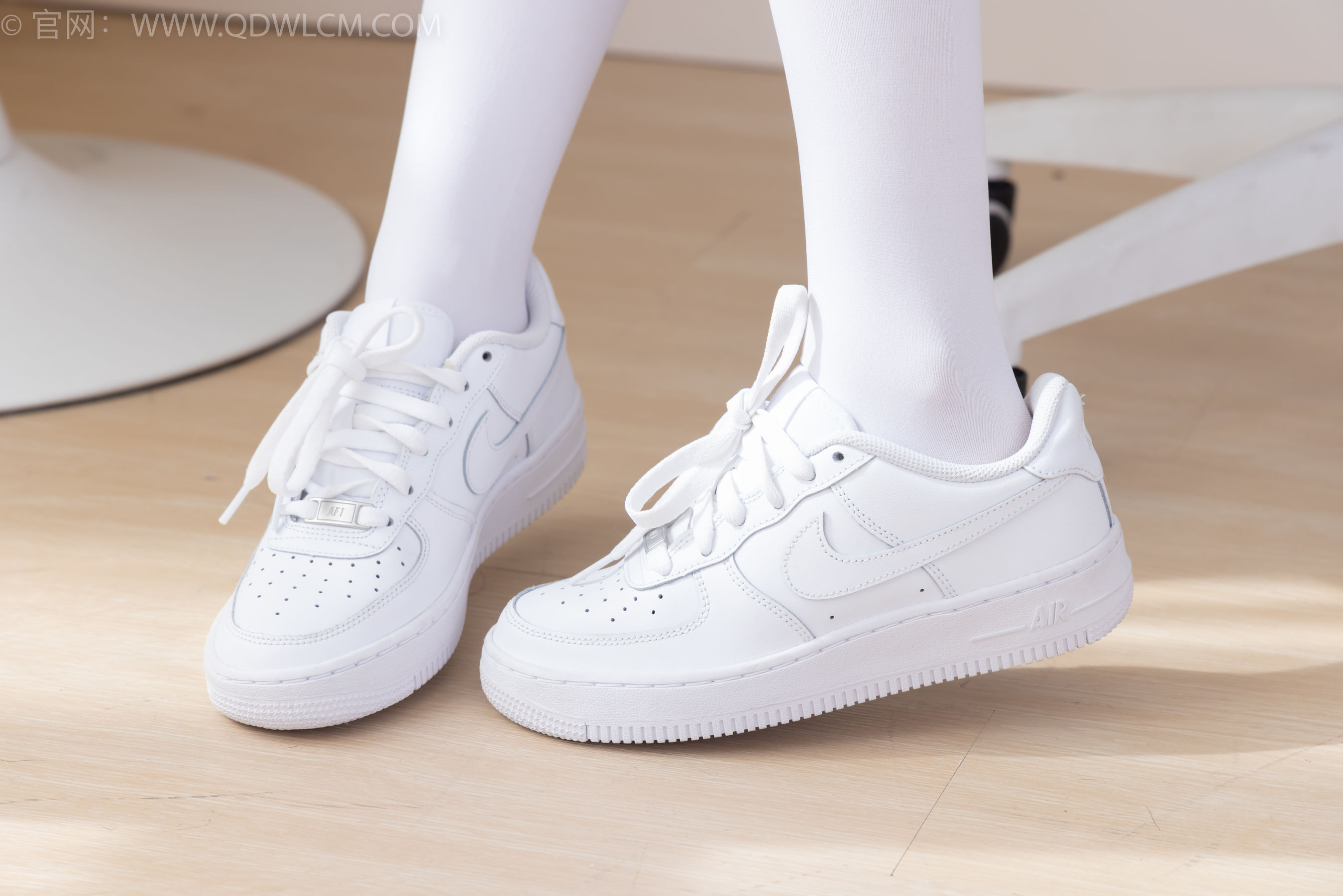 物恋传媒 No.2317 闪闪 - 板鞋、厚白丝、jk制服/(160P)