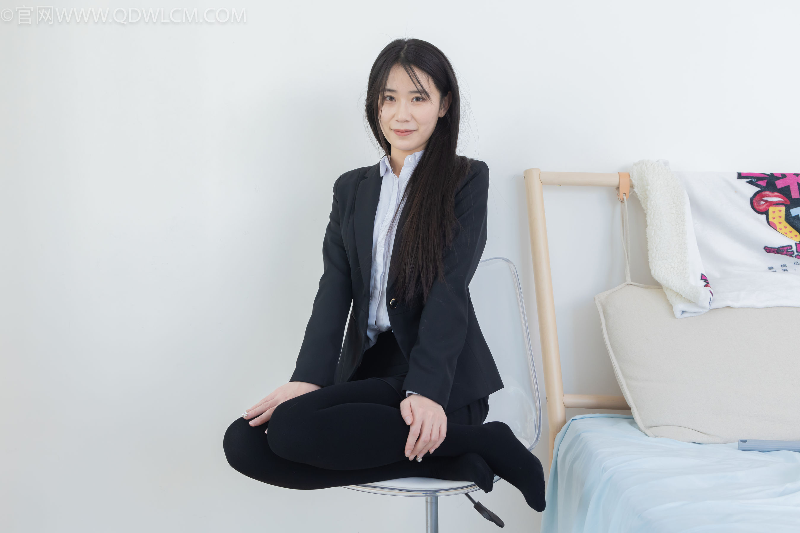 物恋传媒 No.2318 菜菜 - OL制服、高跟鞋、三双厚黑丝叠穿、袜腰展示/(177P)