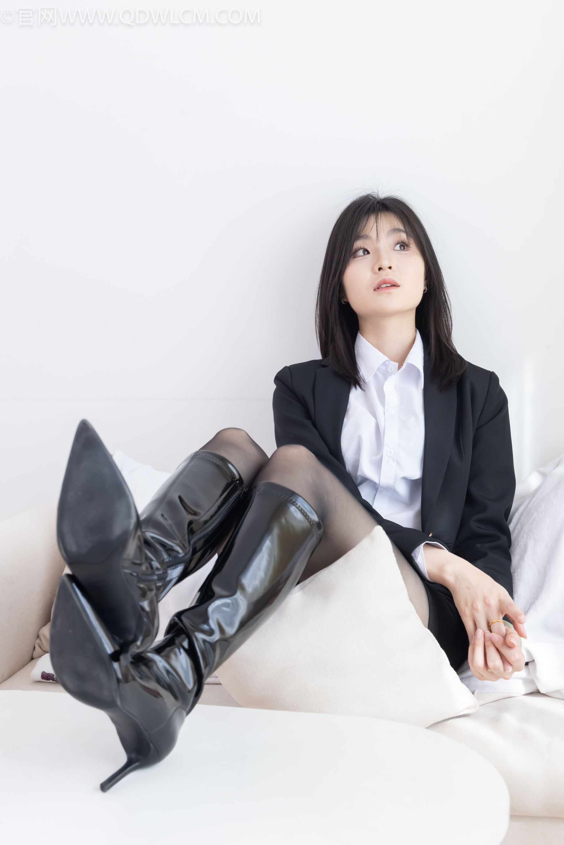 物恋传媒 No.2306 青柠 - 高跟长靴、薄黑丝、ol制服/(260P)