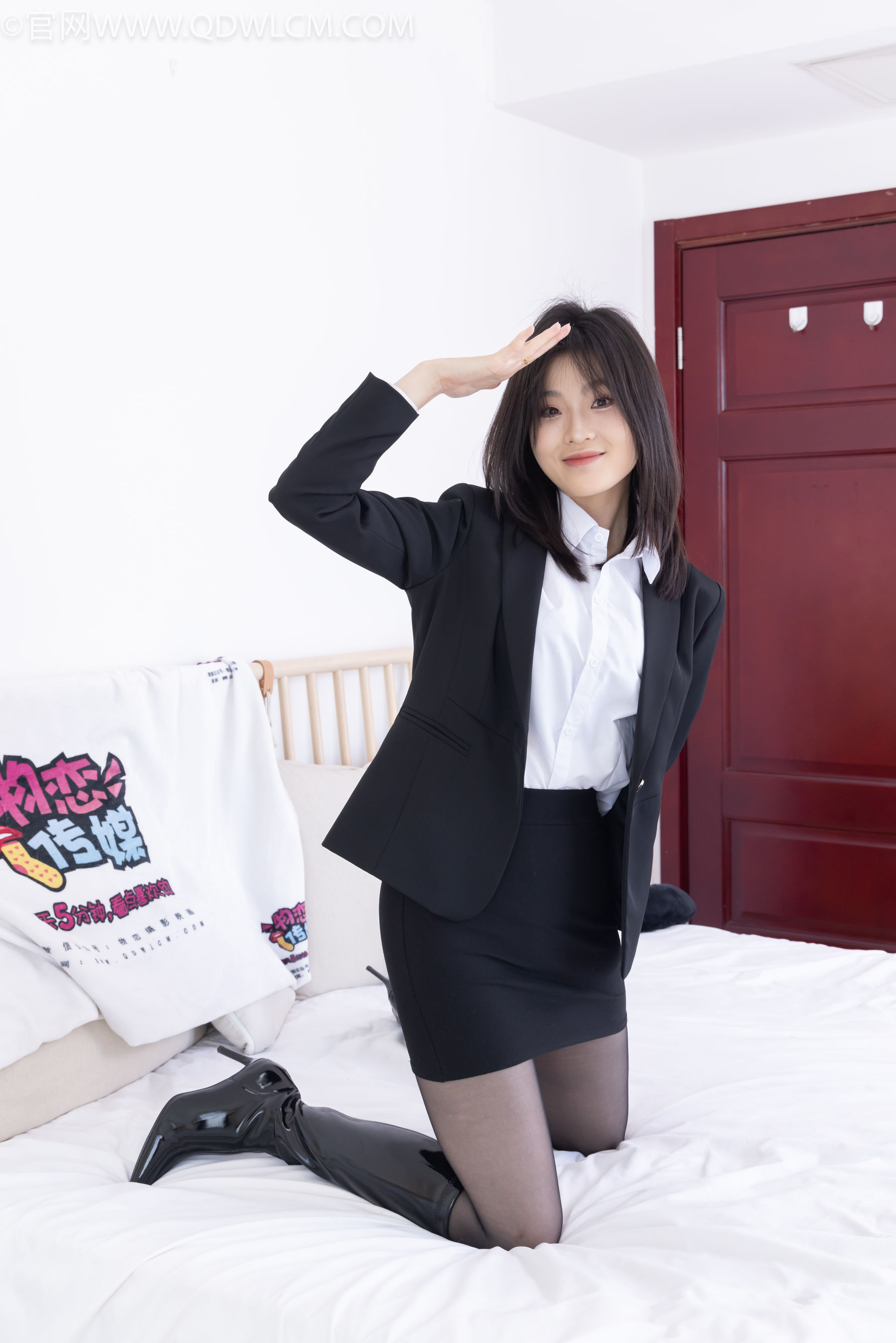 物恋传媒 No.2306 青柠 - 高跟长靴、薄黑丝、ol制服/(260P)