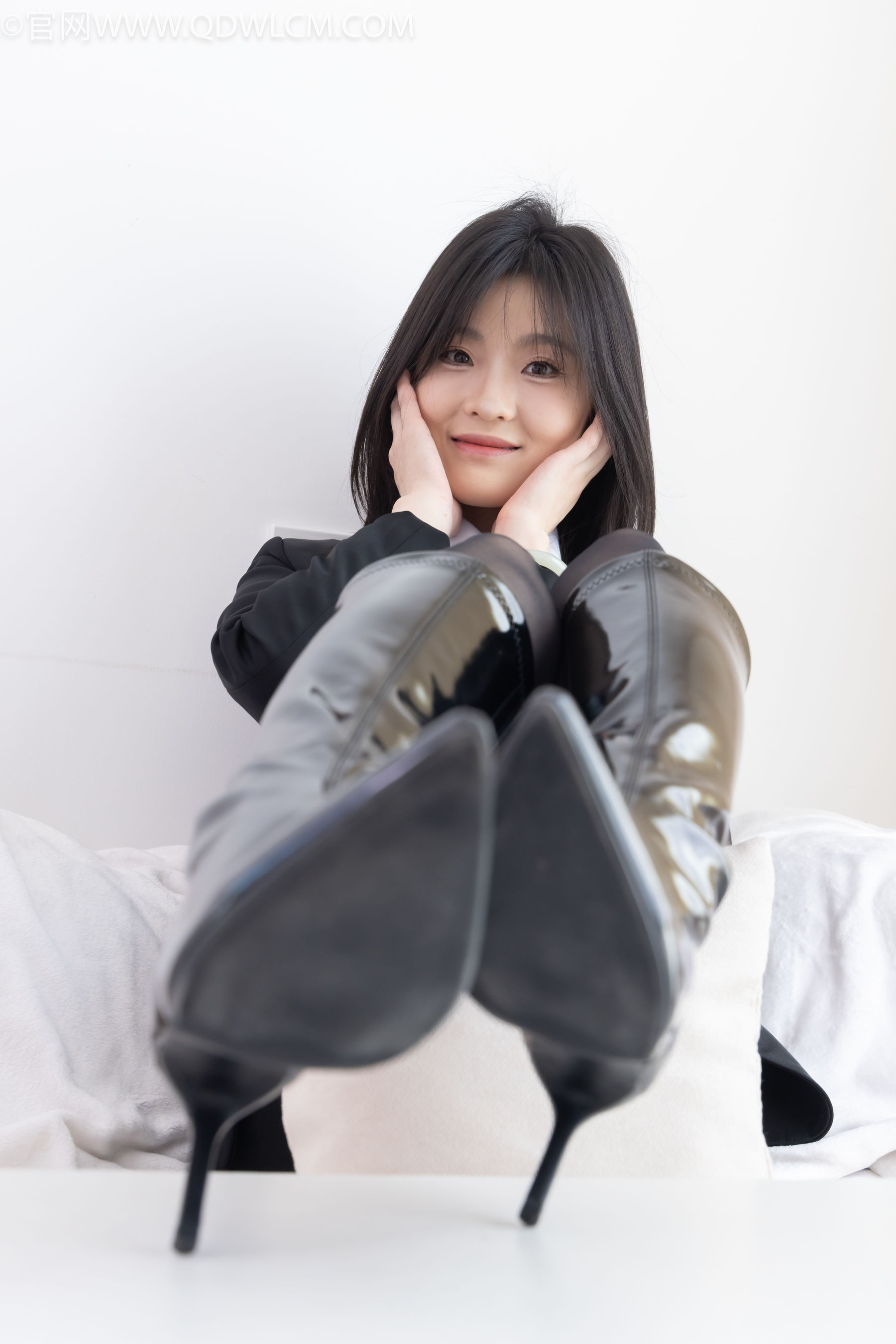 物恋传媒 No.2306 青柠 - 高跟长靴、薄黑丝、ol制服/(260P)