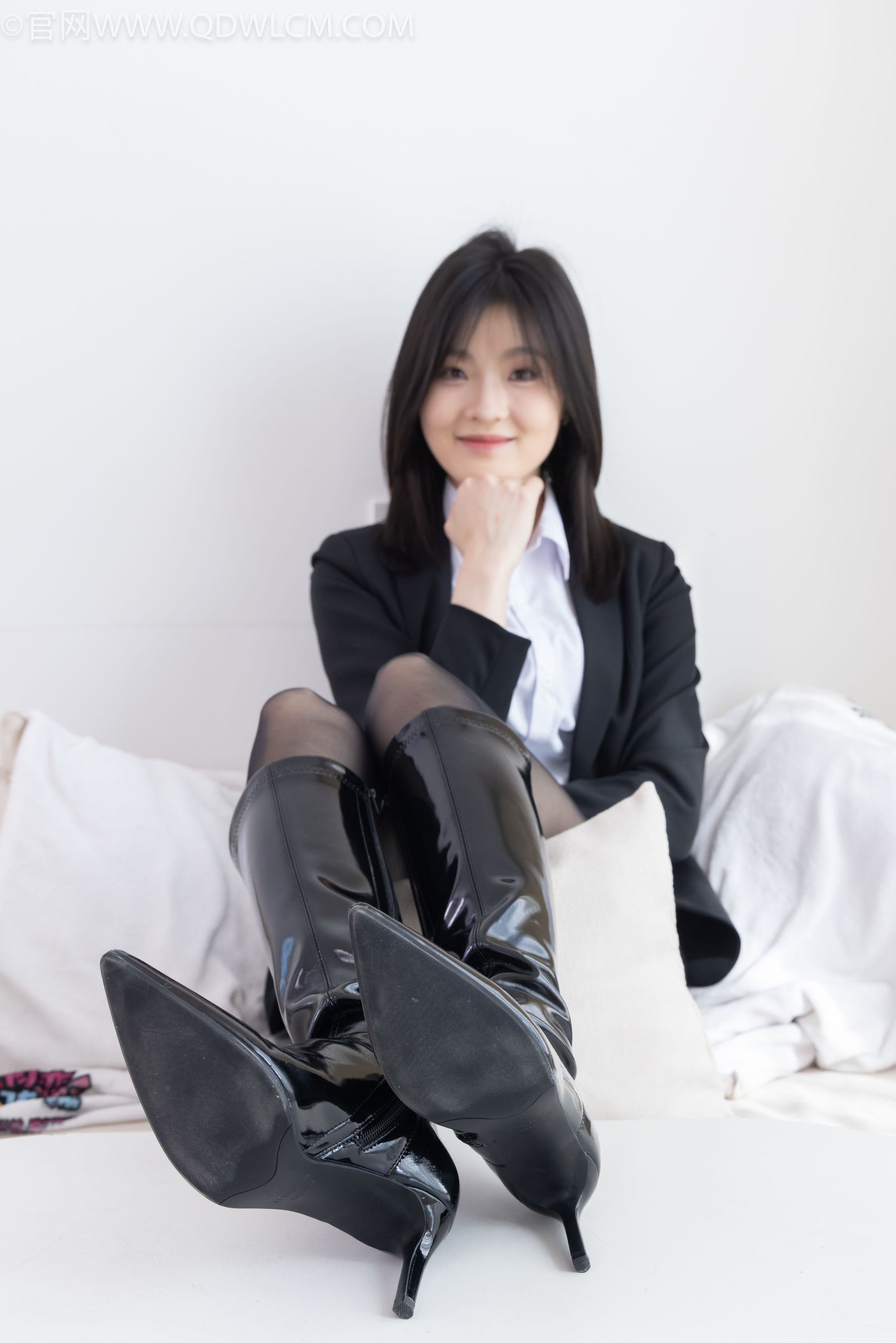 物恋传媒 No.2306 青柠 - 高跟长靴、薄黑丝、ol制服/(260P)