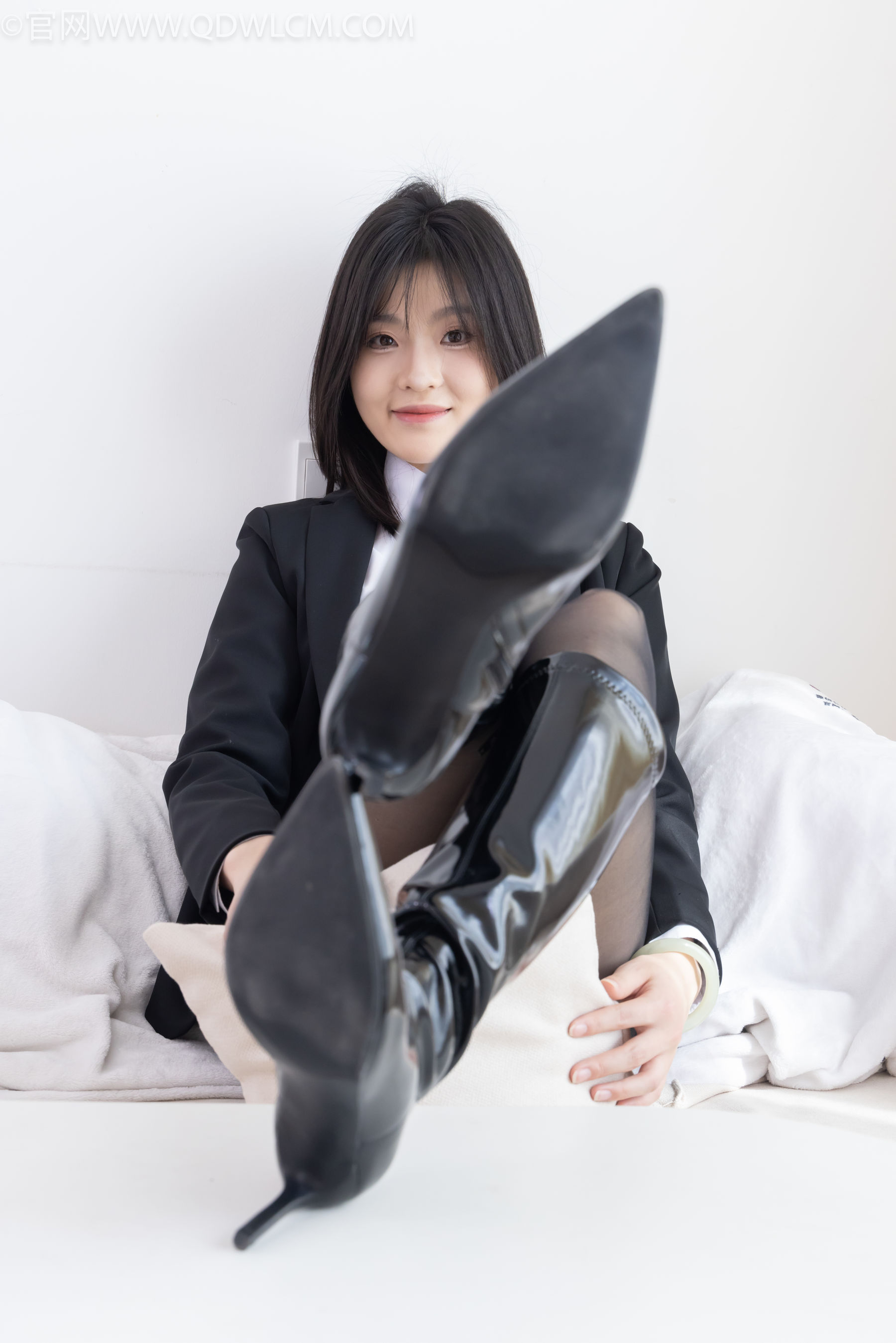 物恋传媒 No.2306 青柠 - 高跟长靴、薄黑丝、ol制服/(260P)