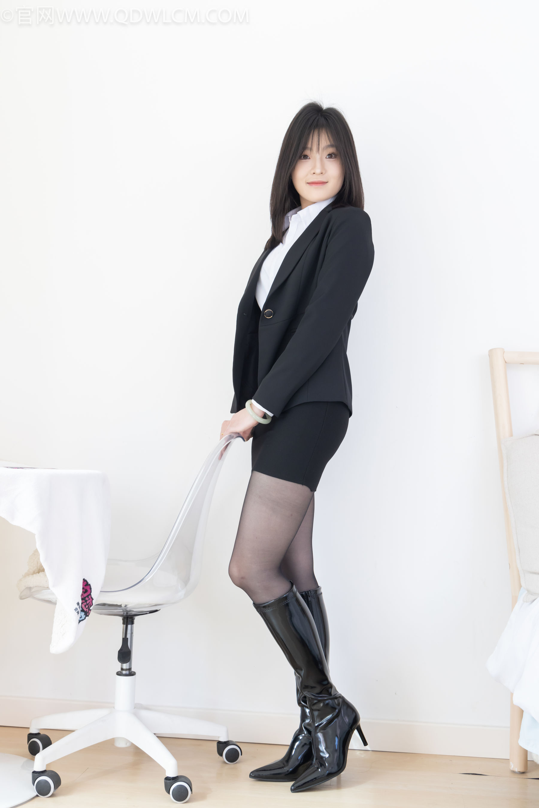 物恋传媒 No.2306 青柠 - 高跟长靴、薄黑丝、ol制服/(260P)