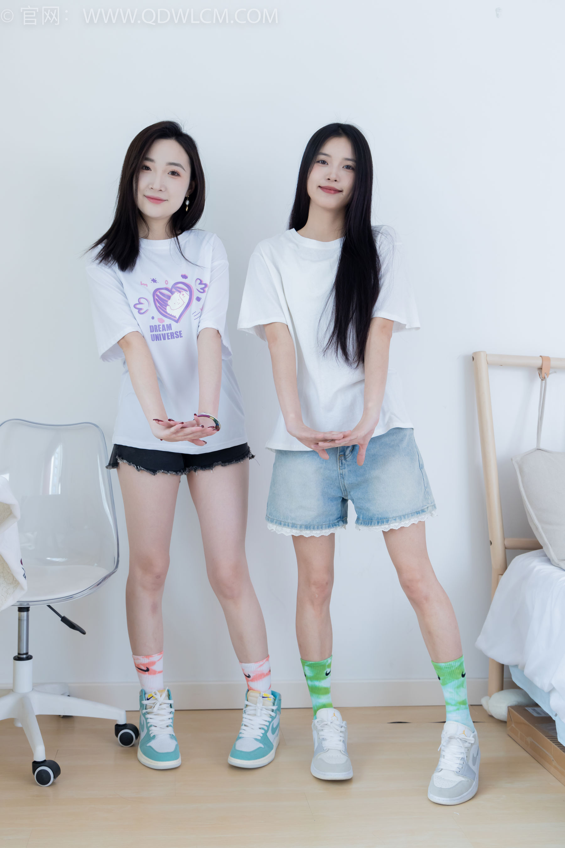 物恋传媒 No.2345 茯苓&恬恬 - 两双板鞋、红棉袜、绿棉袜、裸足/(165P)