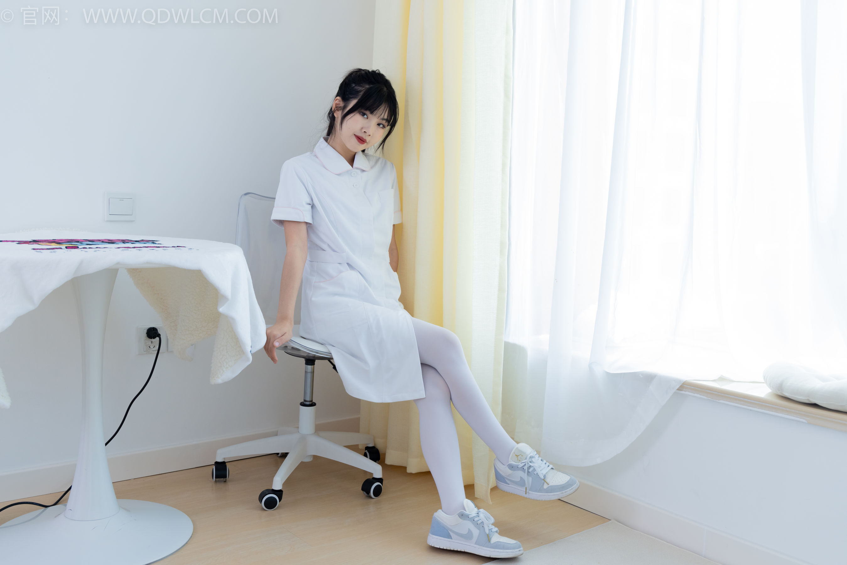 物恋传媒 No.2347 米米 - 板鞋、自然穿脏厚白丝、护士服/(170P)