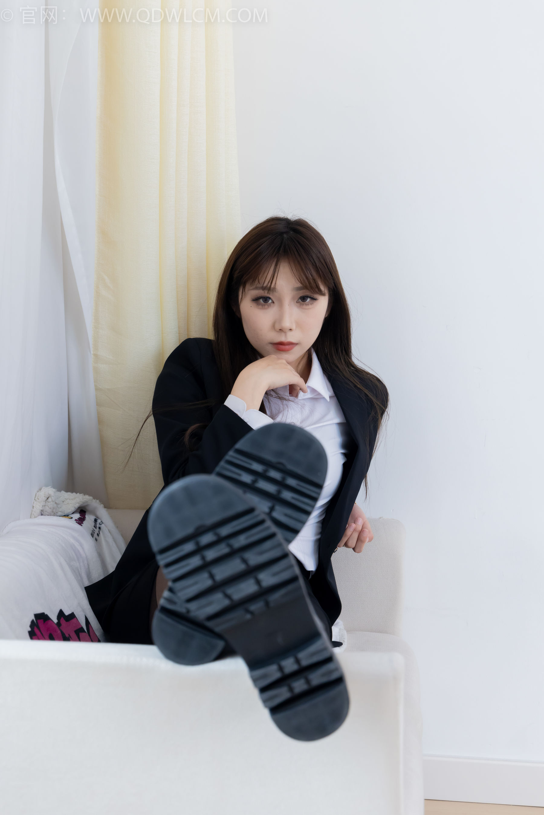 物恋传媒 No.2344 泡泡 - 短靴、薄黑丝、ol制服、高冷不笑御姐版/(150P)