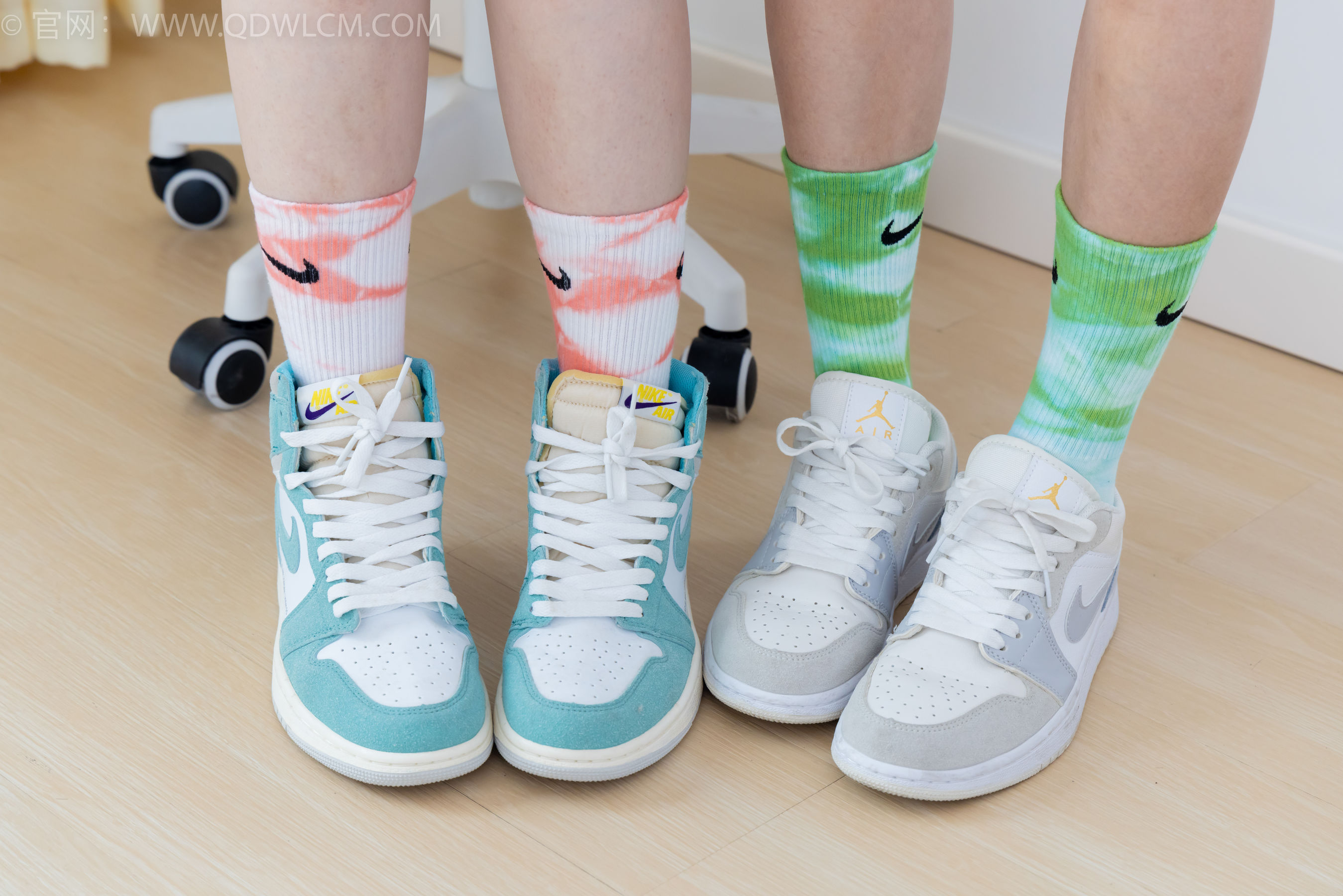 物恋传媒 No.2345 茯苓&恬恬 - 两双板鞋、红棉袜、绿棉袜、裸足/(165P)