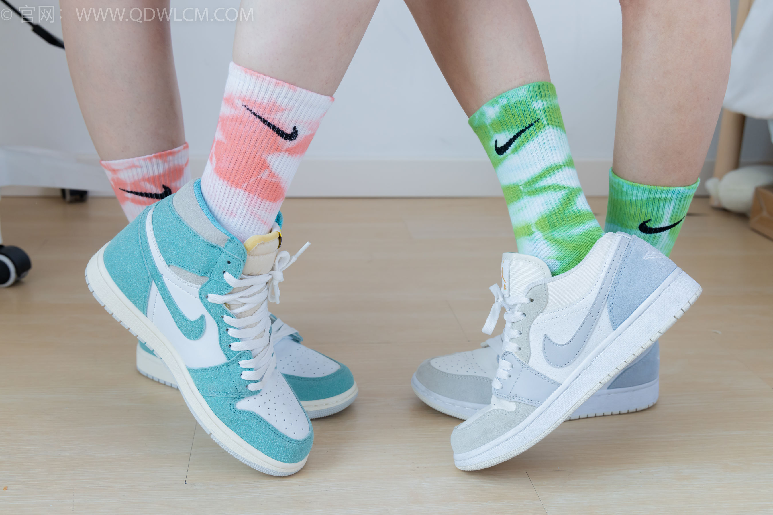 物恋传媒 No.2345 茯苓&恬恬 - 两双板鞋、红棉袜、绿棉袜、裸足/(165P)