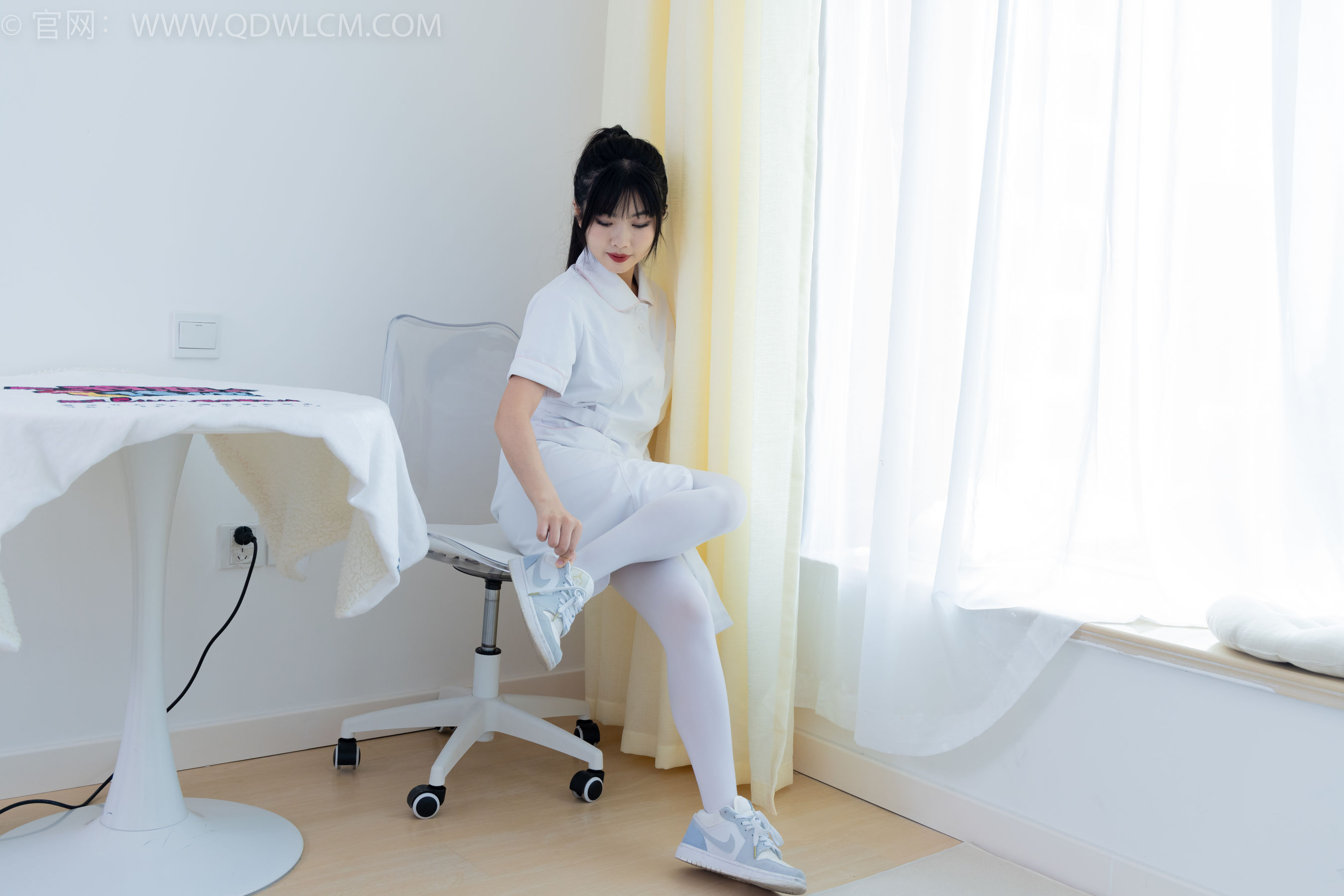 物恋传媒 No.2347 米米 - 板鞋、自然穿脏厚白丝、护士服/(170P)