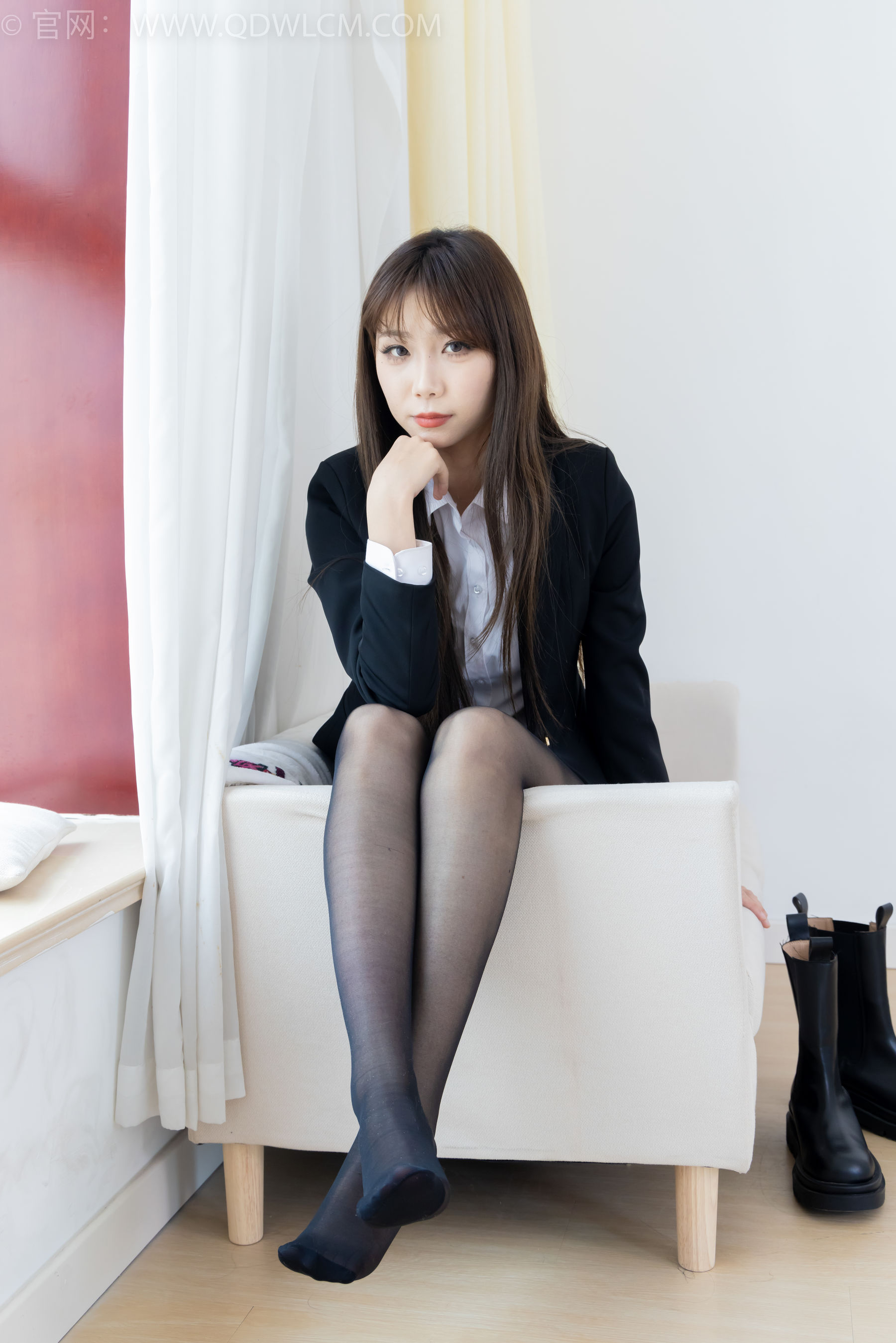 物恋传媒 No.2344 泡泡 - 短靴、薄黑丝、ol制服、高冷不笑御姐版/(150P)