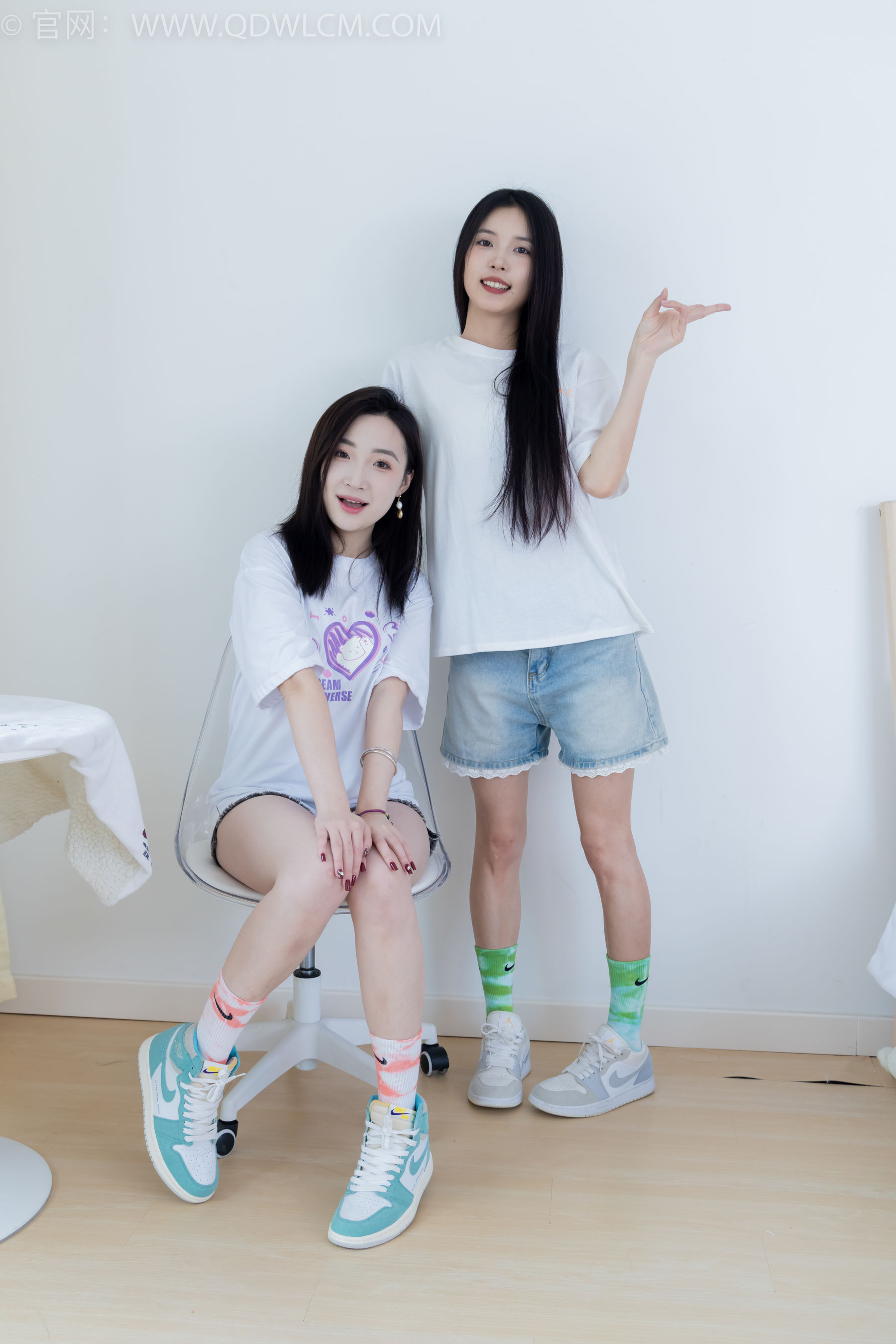 物恋传媒 No.2345 茯苓&恬恬 - 两双板鞋、红棉袜、绿棉袜、裸足/(165P)