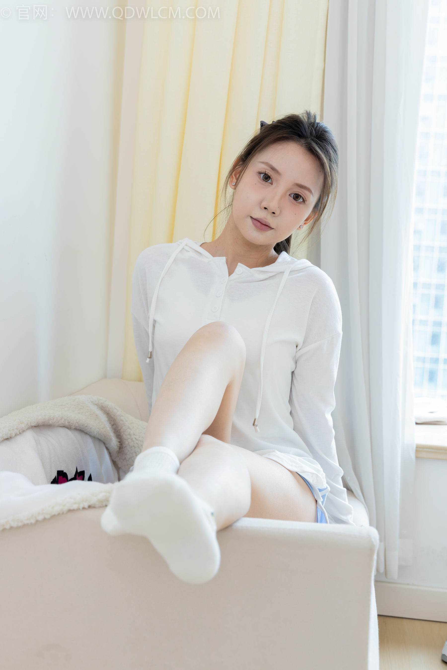 物恋传媒 No.2348 小曦 - 板鞋、白棉袜、裸足/(155P)