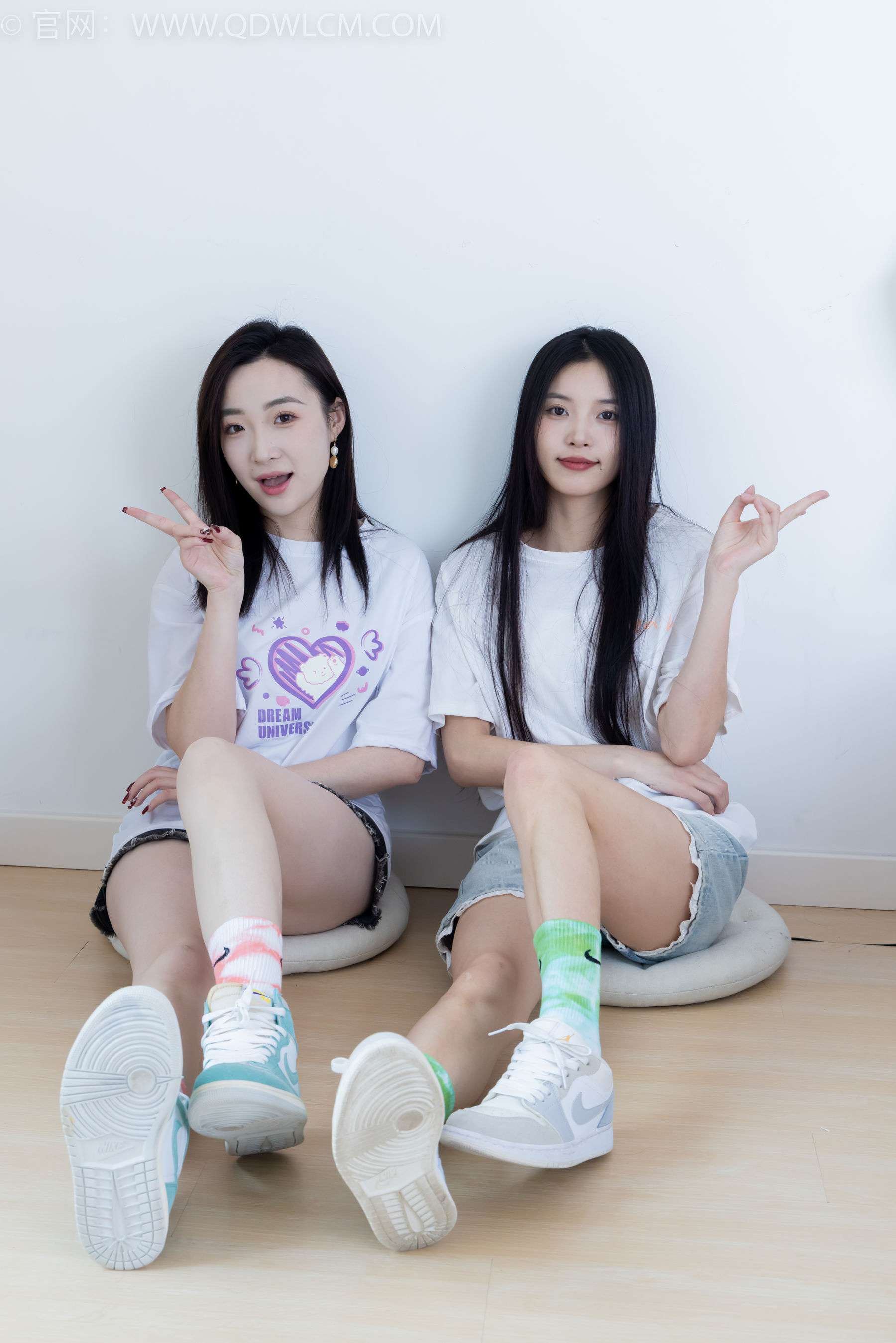 物恋传媒 No.2345 茯苓&恬恬 - 两双板鞋、红棉袜、绿棉袜、裸足/(165P)