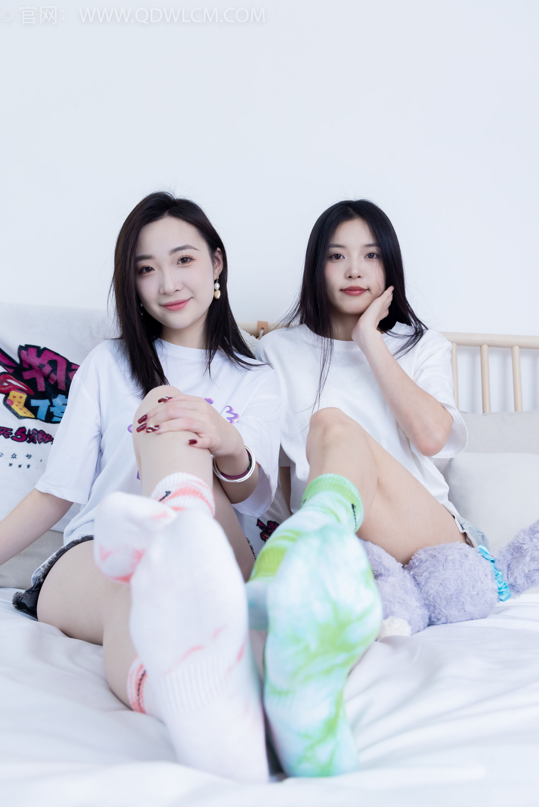 物恋传媒 No.2345 茯苓&恬恬 - 两双板鞋、红棉袜、绿棉袜、裸足/(165P)