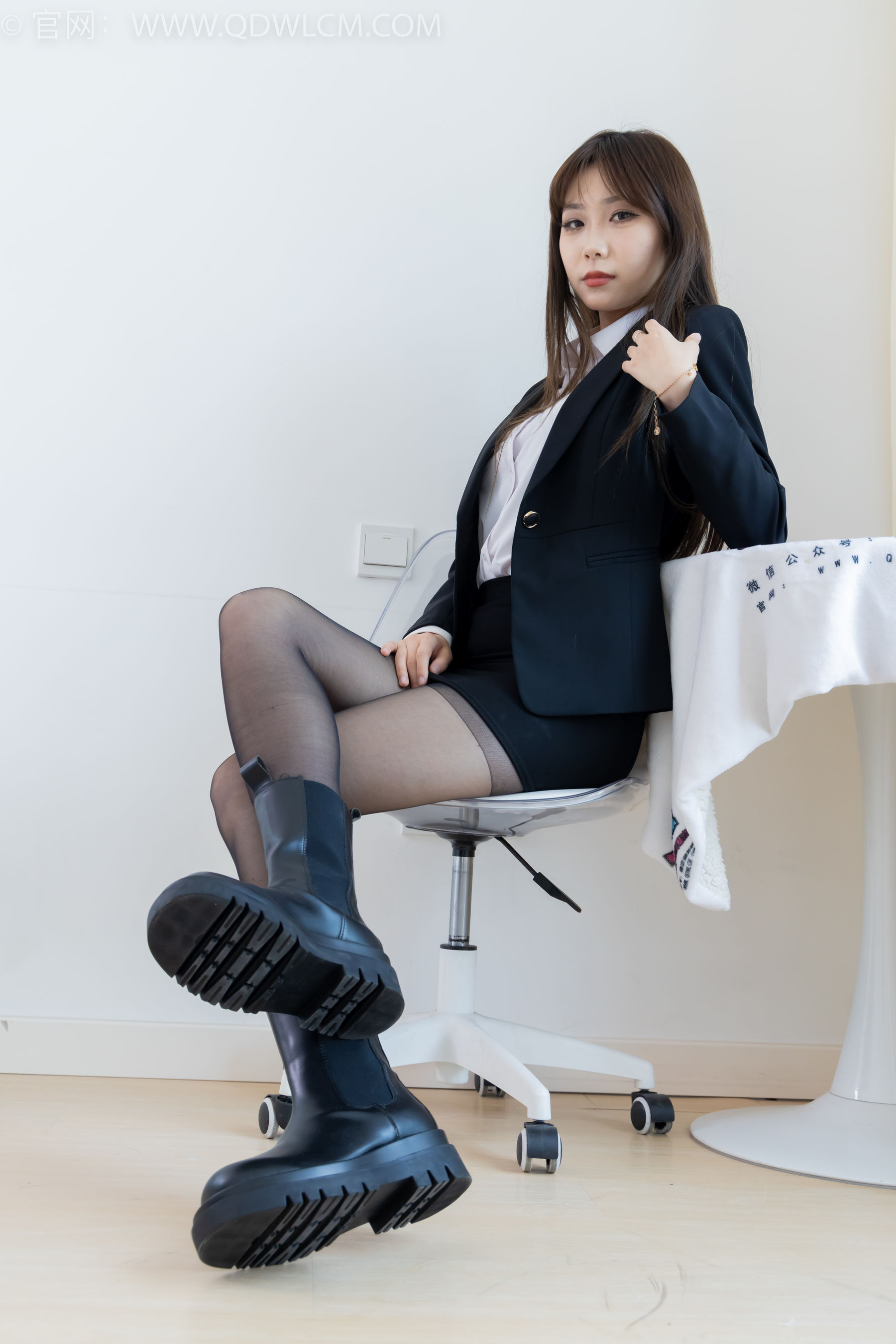 物恋传媒 No.2344 泡泡 - 短靴、薄黑丝、ol制服、高冷不笑御姐版/(150P)