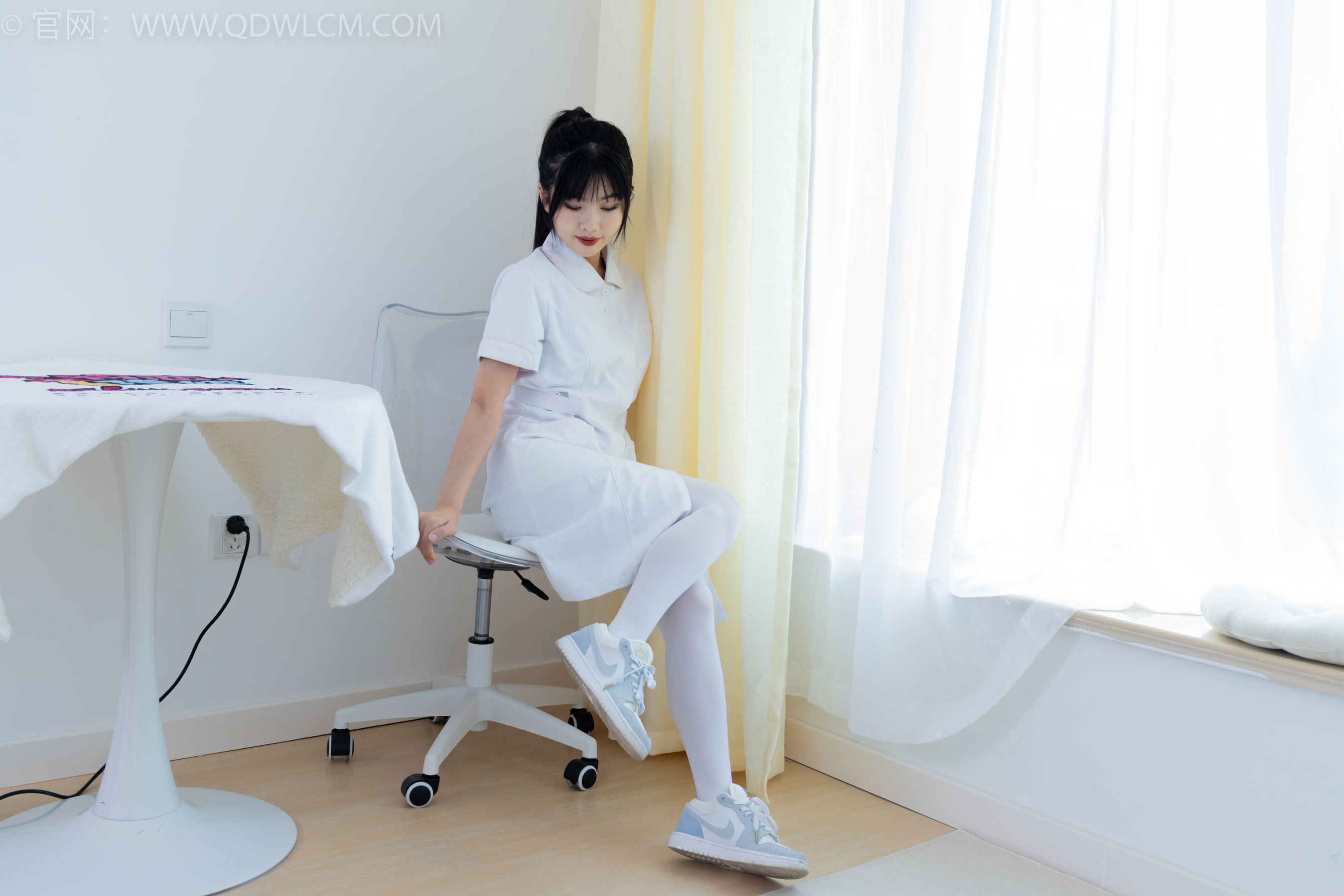 物恋传媒 No.2347 米米 - 板鞋、自然穿脏厚白丝、护士服/(170P)