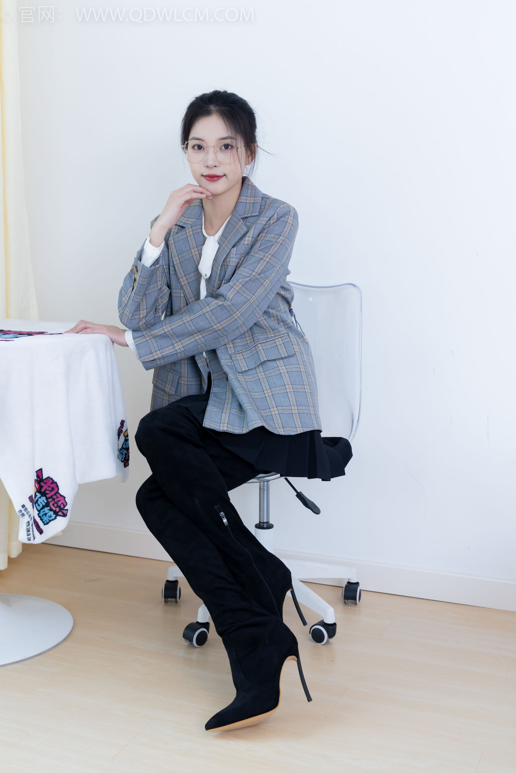 物恋传媒 No.2349 茯苓 - 高跟长靴、高跟凉鞋、厚肉丝、薄黑丝/(175P)