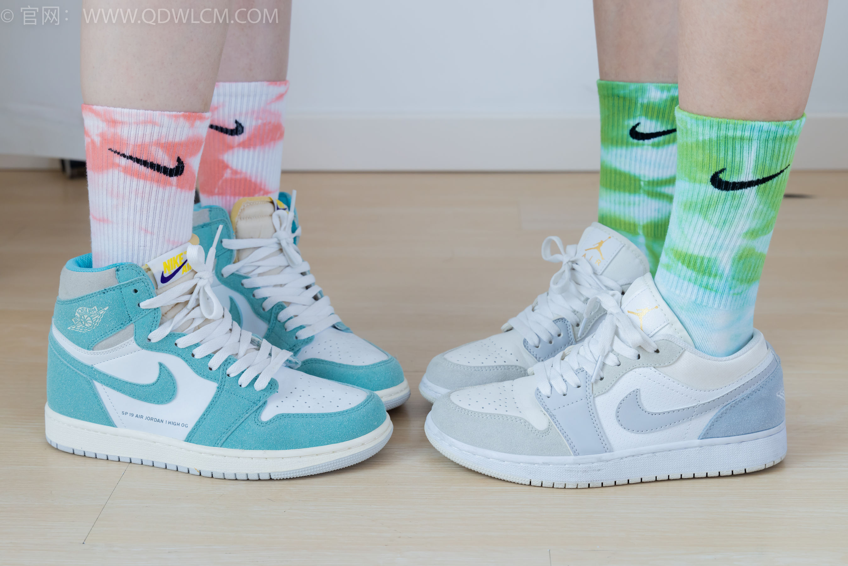 物恋传媒 No.2345 茯苓&恬恬 - 两双板鞋、红棉袜、绿棉袜、裸足/(165P)