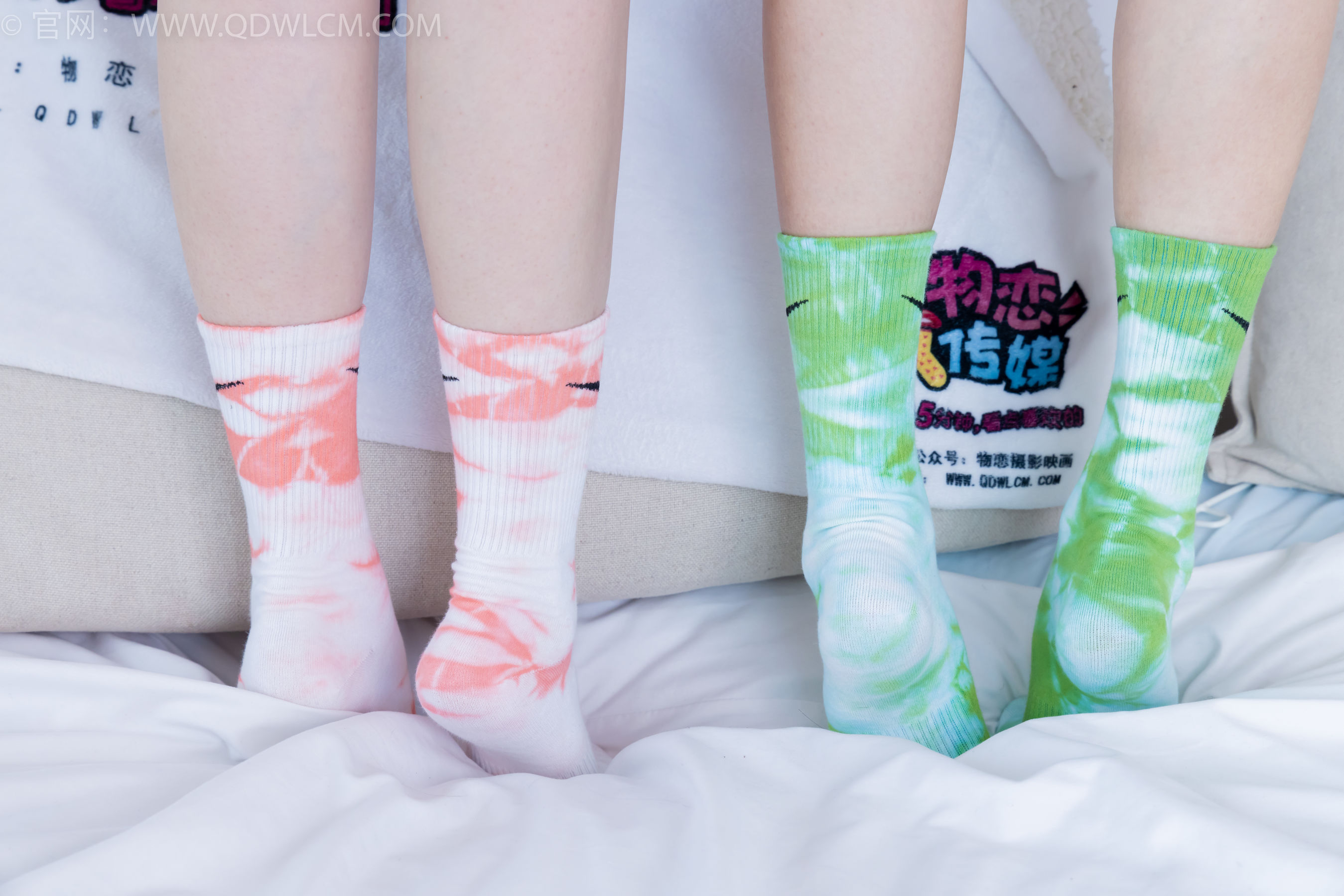 物恋传媒 No.2345 茯苓&恬恬 - 两双板鞋、红棉袜、绿棉袜、裸足/(165P)