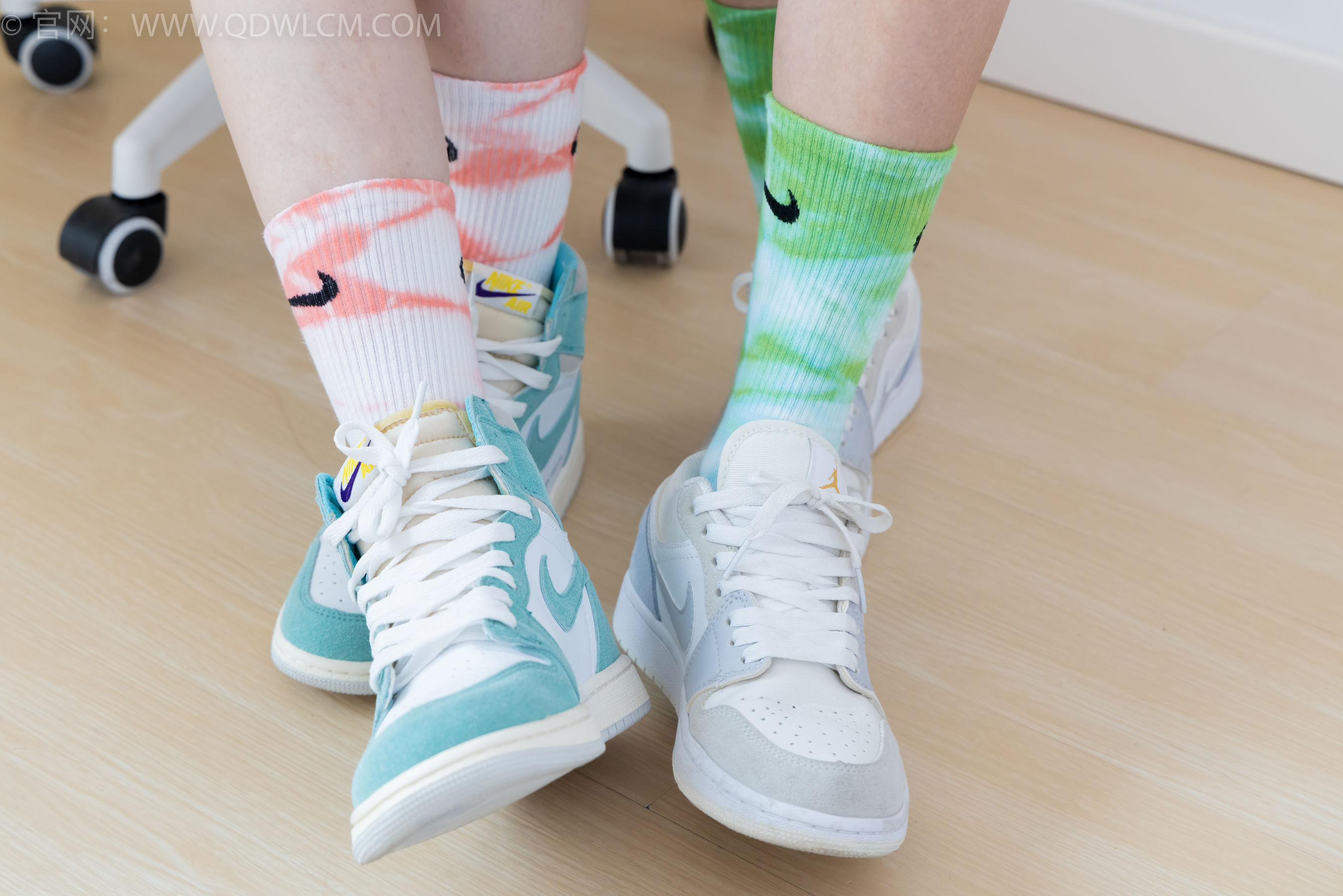 物恋传媒 No.2345 茯苓&恬恬 - 两双板鞋、红棉袜、绿棉袜、裸足/(165P)