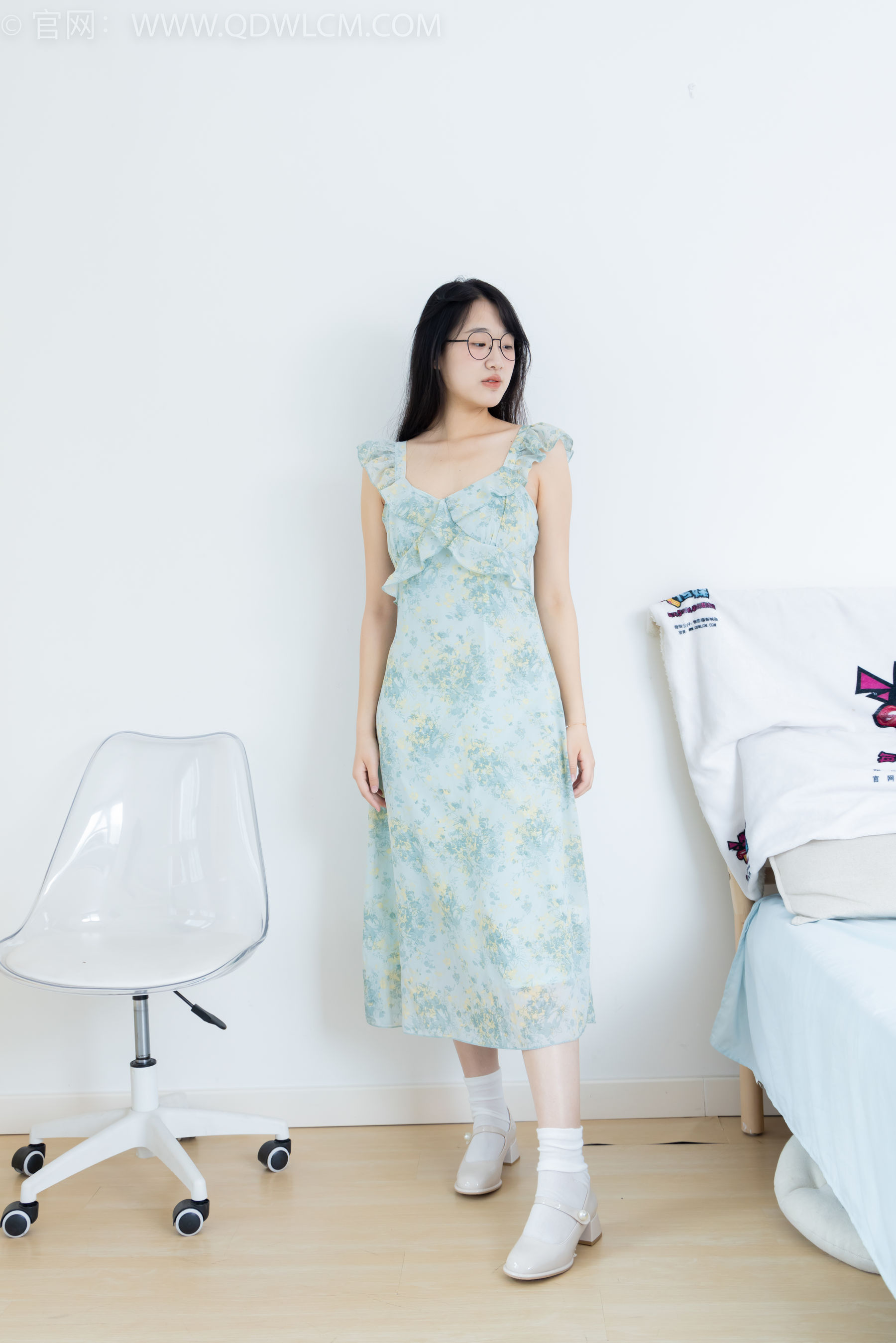 物恋传媒 No.2350 小椿 - 高跟鞋、白棉袜、裸足/(150P)