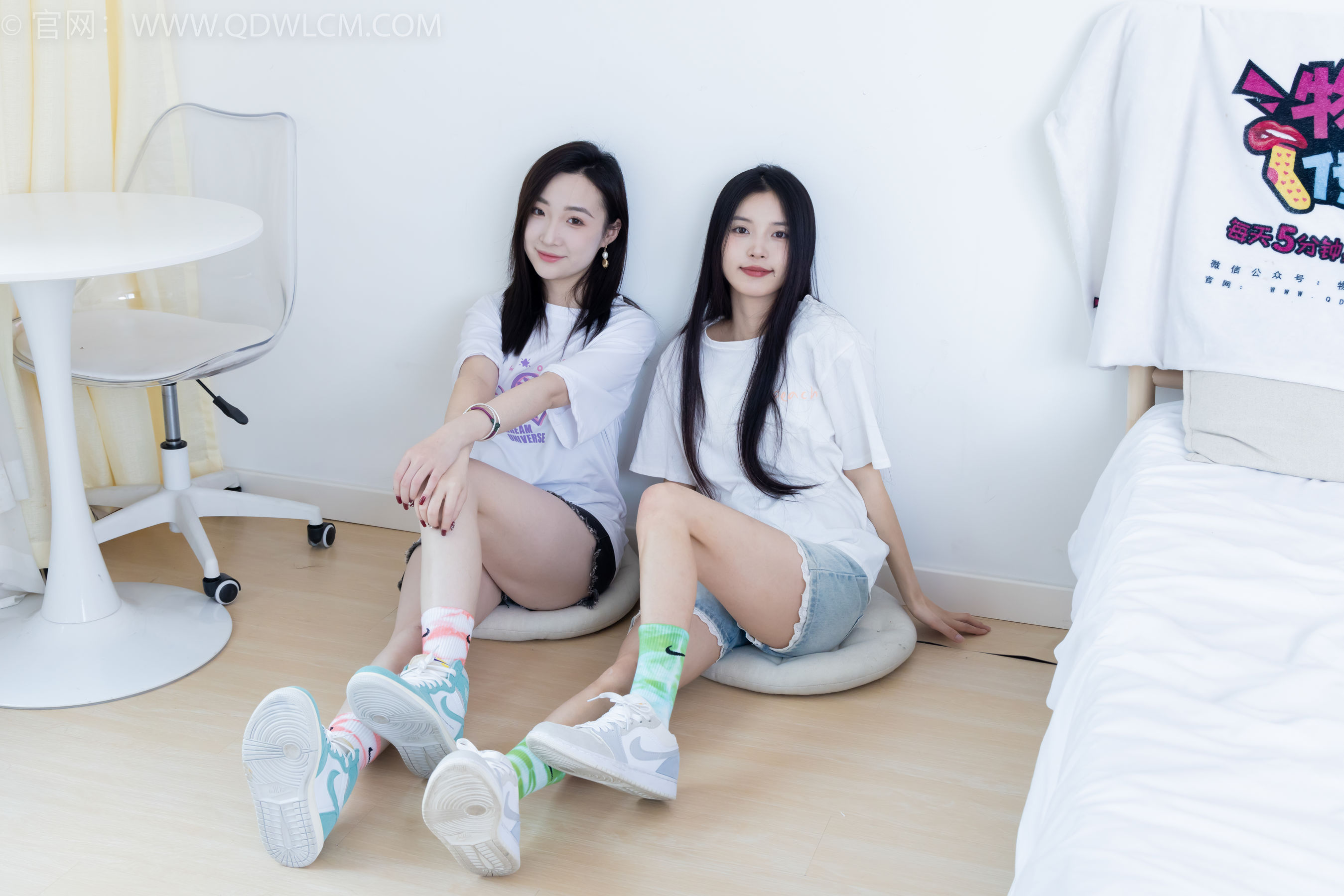 物恋传媒 No.2345 茯苓&恬恬 - 两双板鞋、红棉袜、绿棉袜、裸足/(165P)