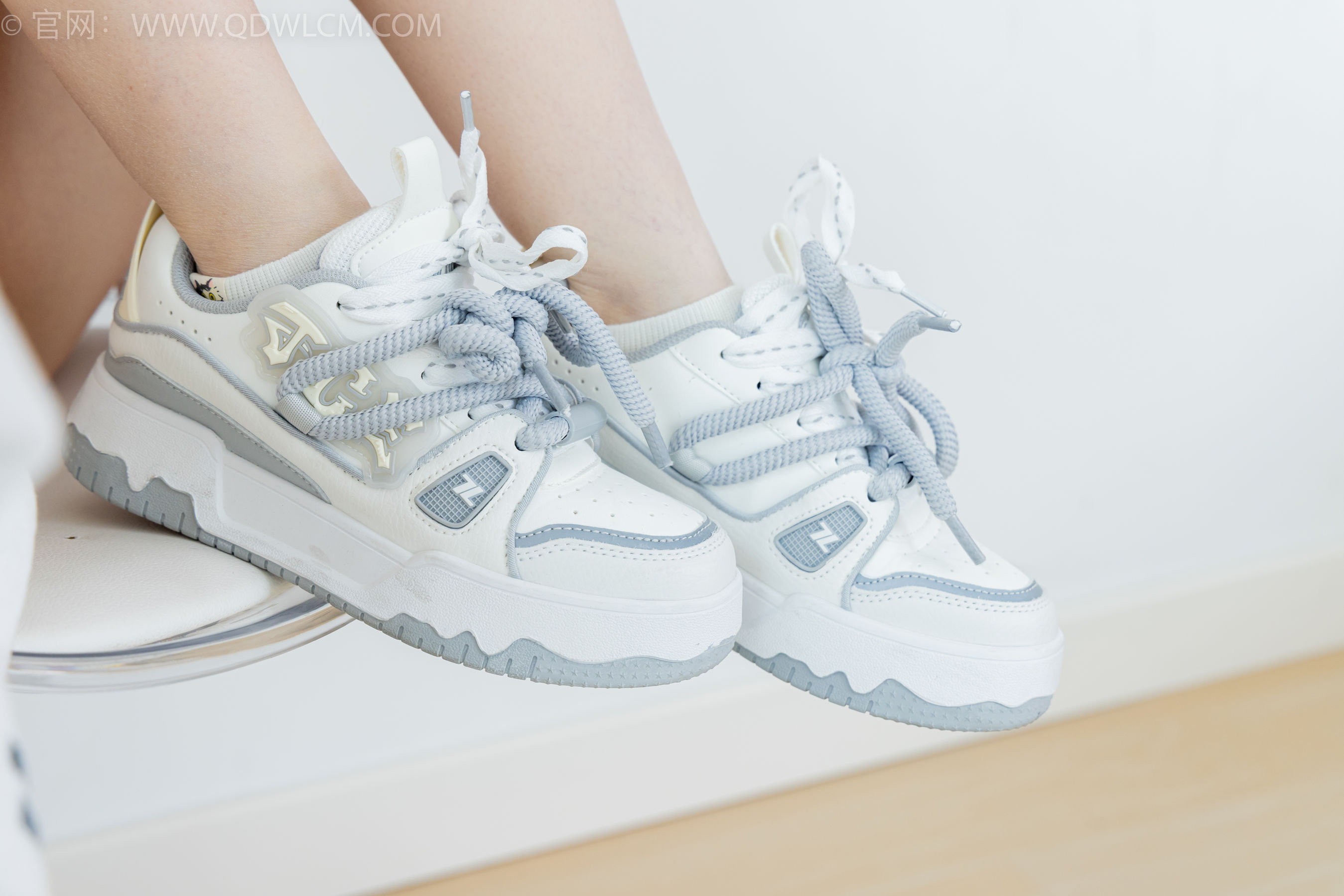 物恋传媒 No.2348 小曦 - 板鞋、白棉袜、裸足/(155P)