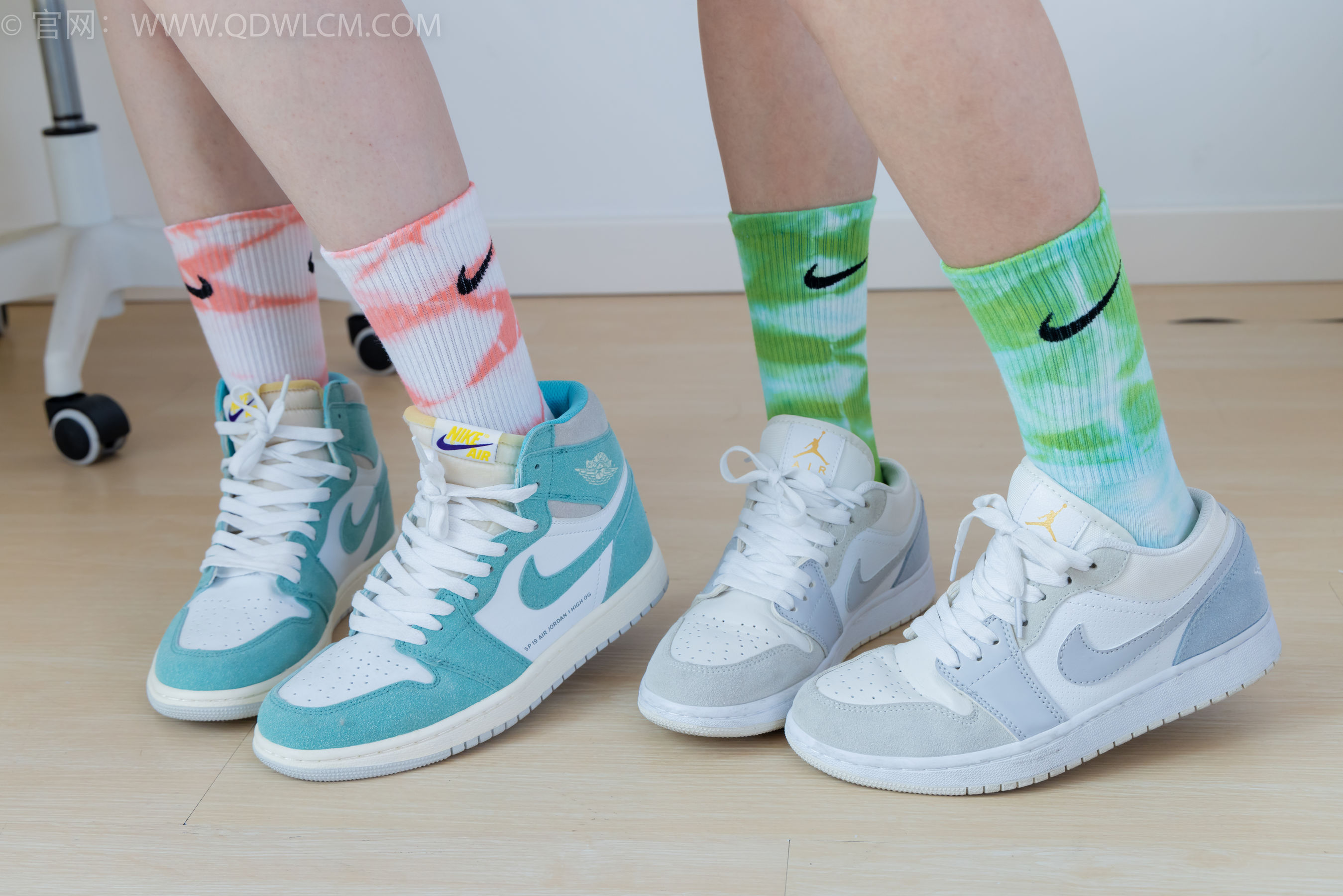 物恋传媒 No.2345 茯苓&恬恬 - 两双板鞋、红棉袜、绿棉袜、裸足/(165P)