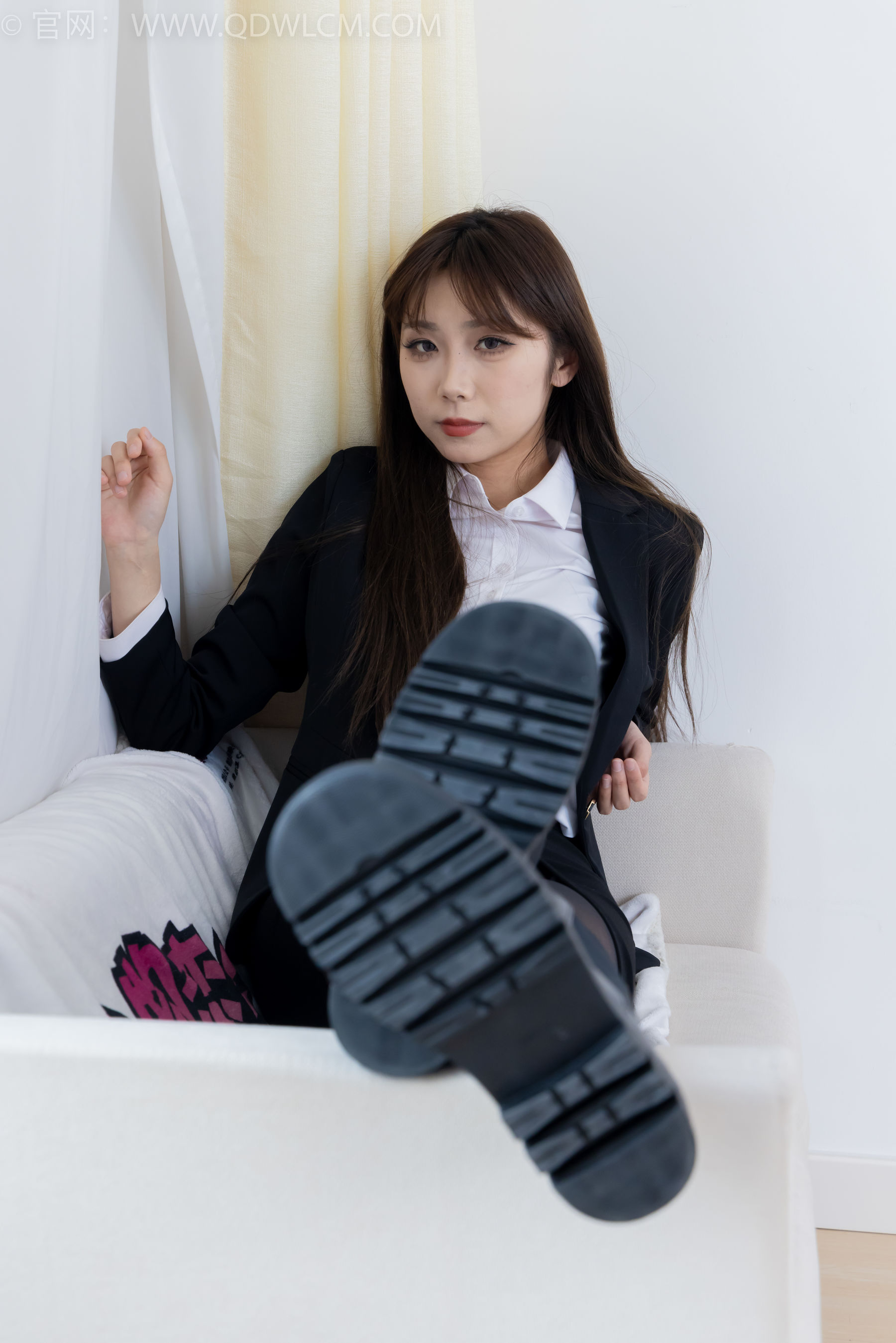 物恋传媒 No.2344 泡泡 - 短靴、薄黑丝、ol制服、高冷不笑御姐版/(150P)