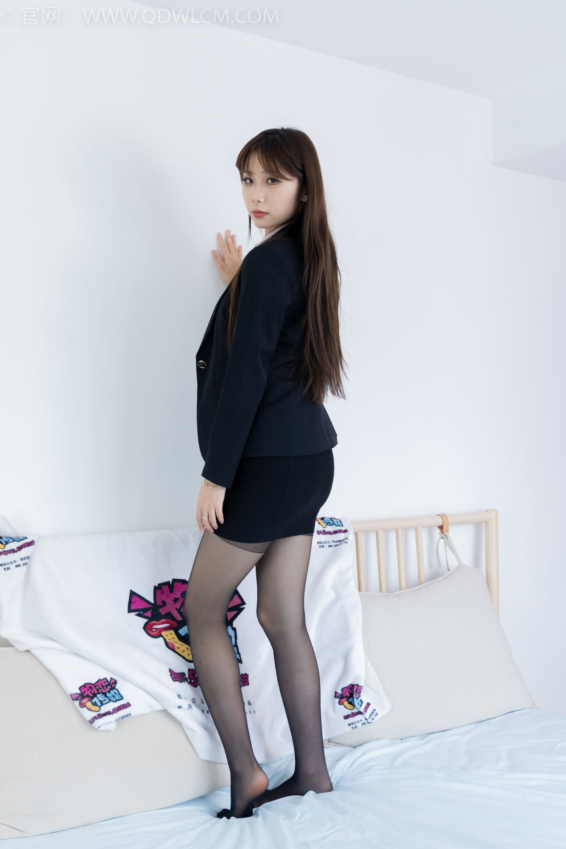 物恋传媒 No.2344 泡泡 - 短靴、薄黑丝、ol制服、高冷不笑御姐版/(150P)