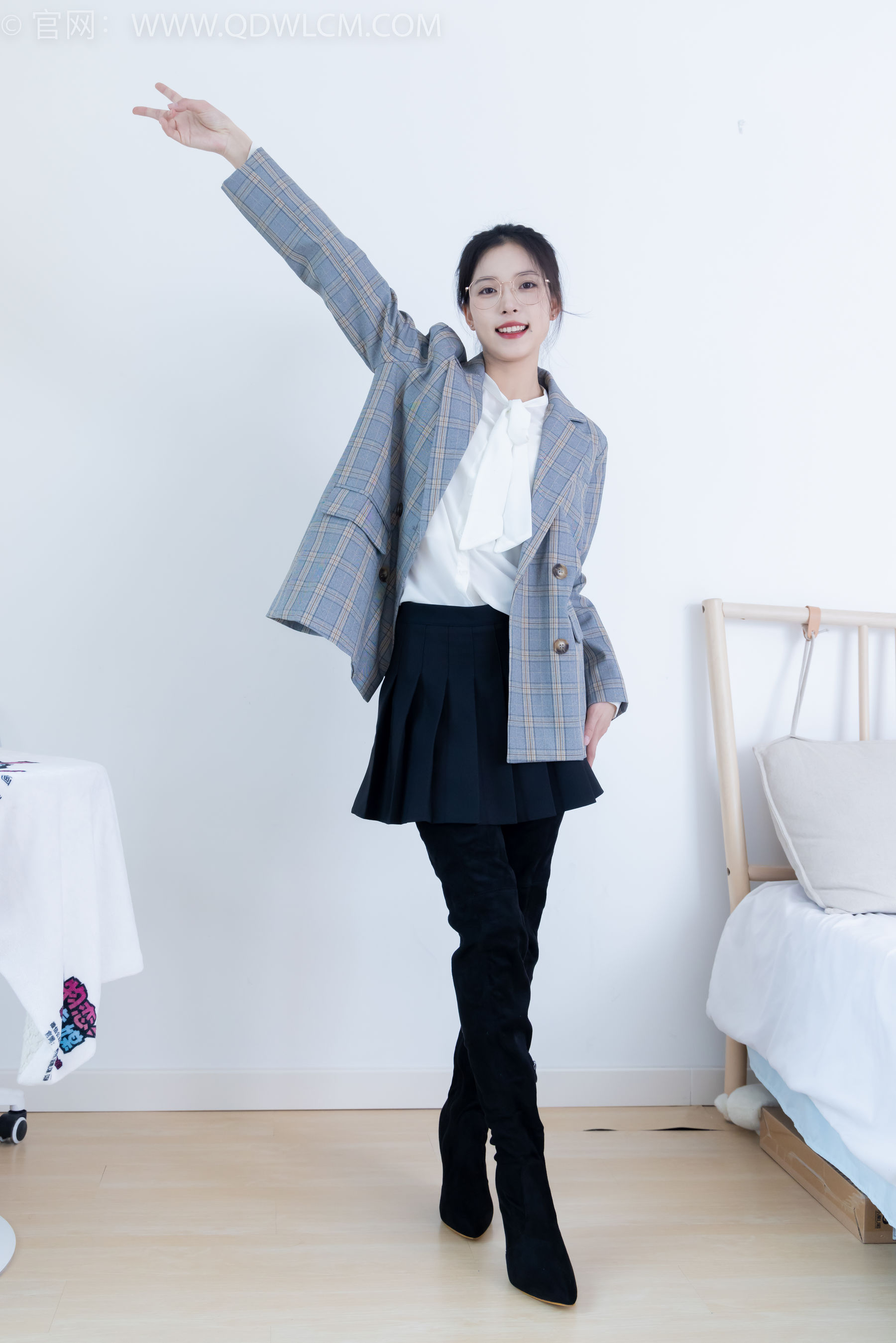 物恋传媒 No.2349 茯苓 - 高跟长靴、高跟凉鞋、厚肉丝、薄黑丝/(175P)