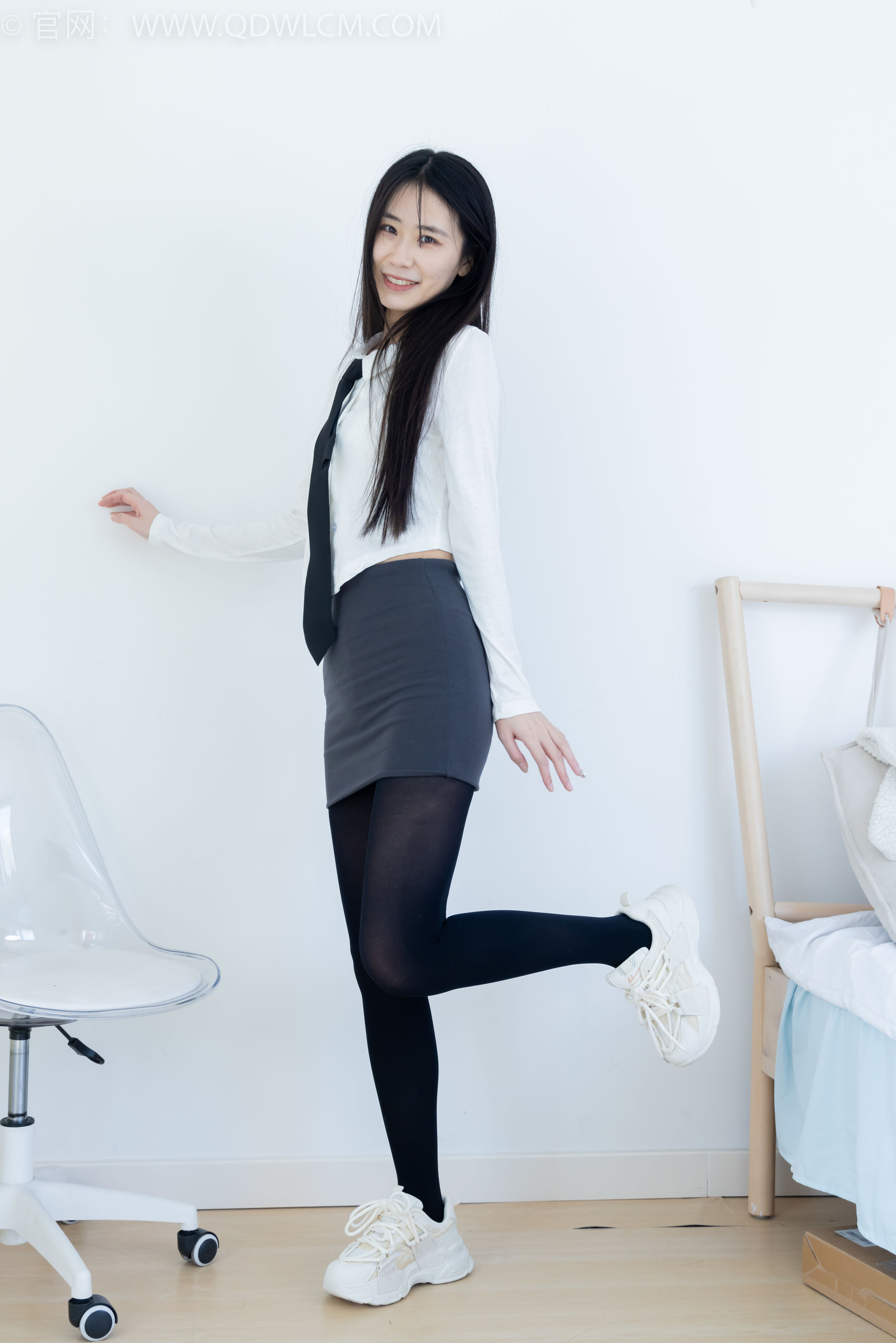 物恋传媒 No.2346 菜菜 - 运动鞋、厚黑丝、裸足/(167P)