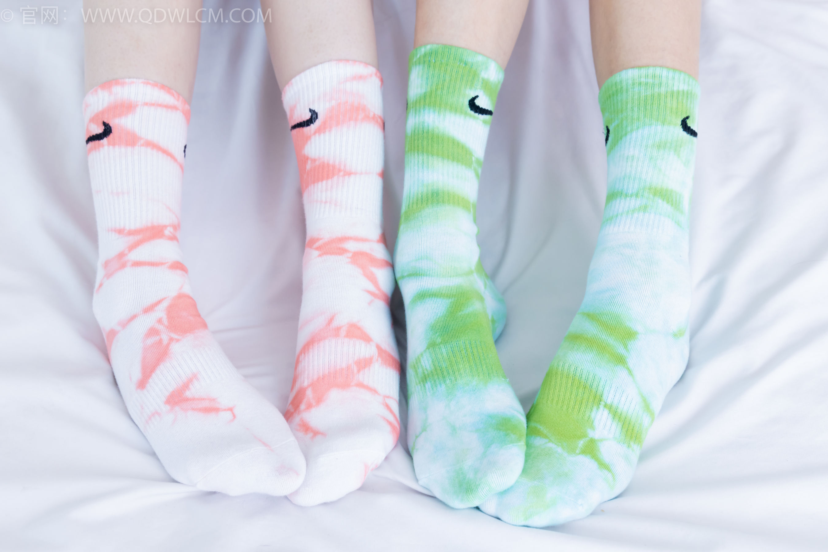 物恋传媒 No.2345 茯苓&恬恬 - 两双板鞋、红棉袜、绿棉袜、裸足/(165P)