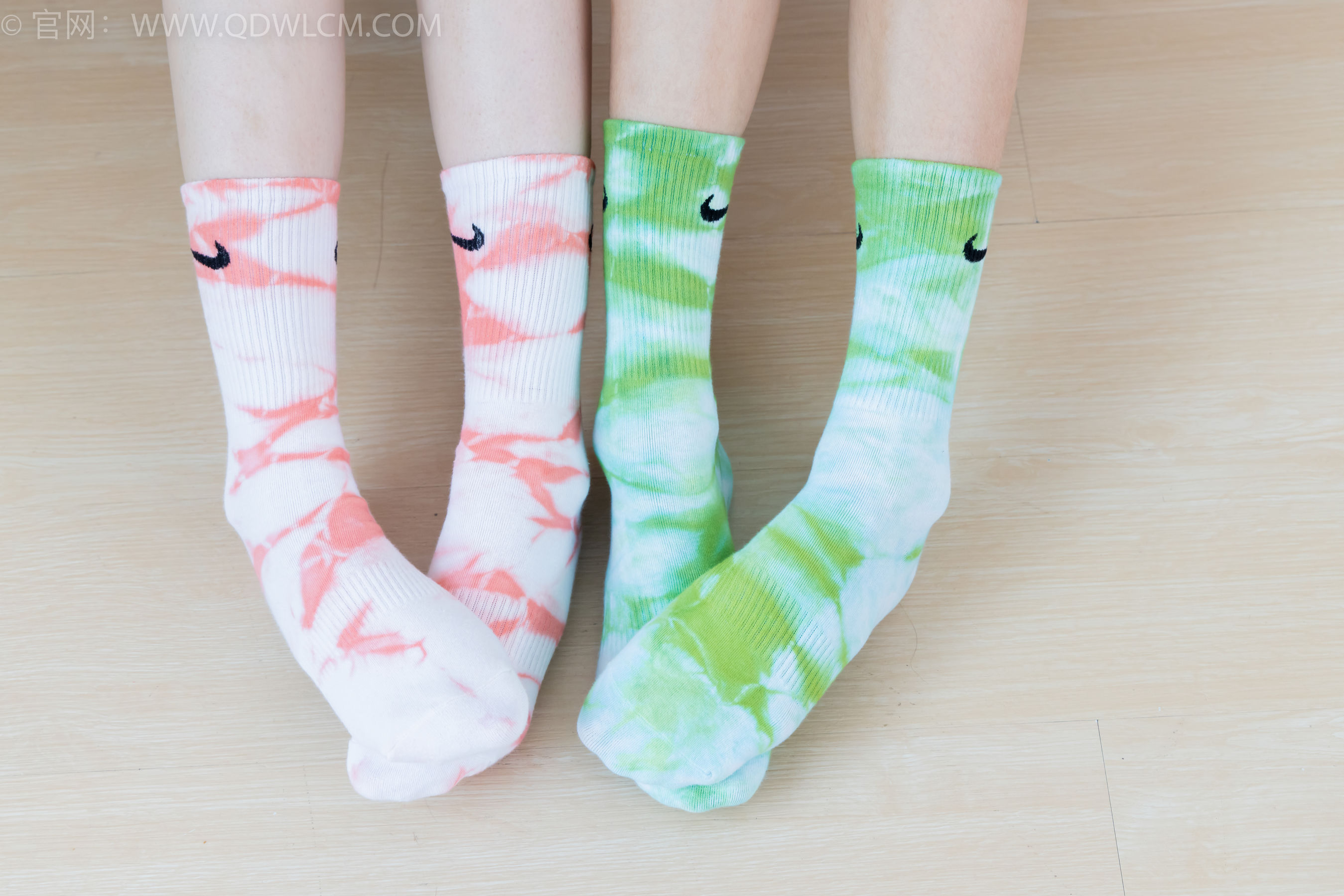 物恋传媒 No.2345 茯苓&恬恬 - 两双板鞋、红棉袜、绿棉袜、裸足/(165P)