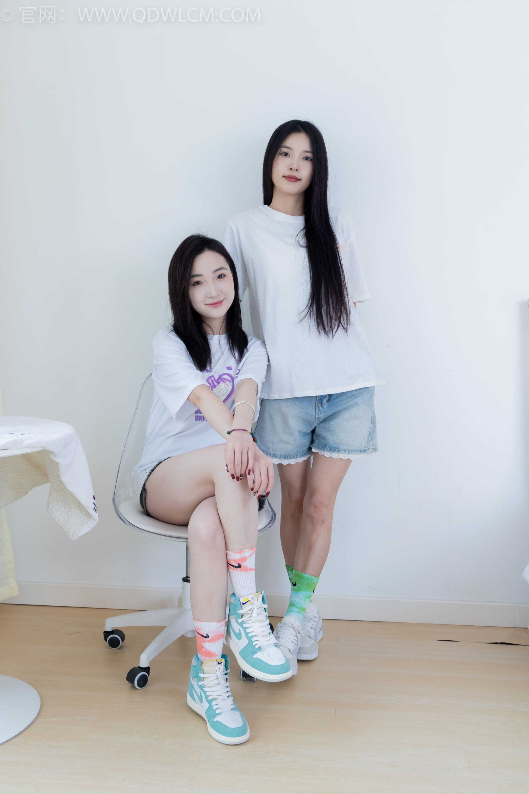 物恋传媒 No.2345 茯苓&恬恬 - 两双板鞋、红棉袜、绿棉袜、裸足/(165P)