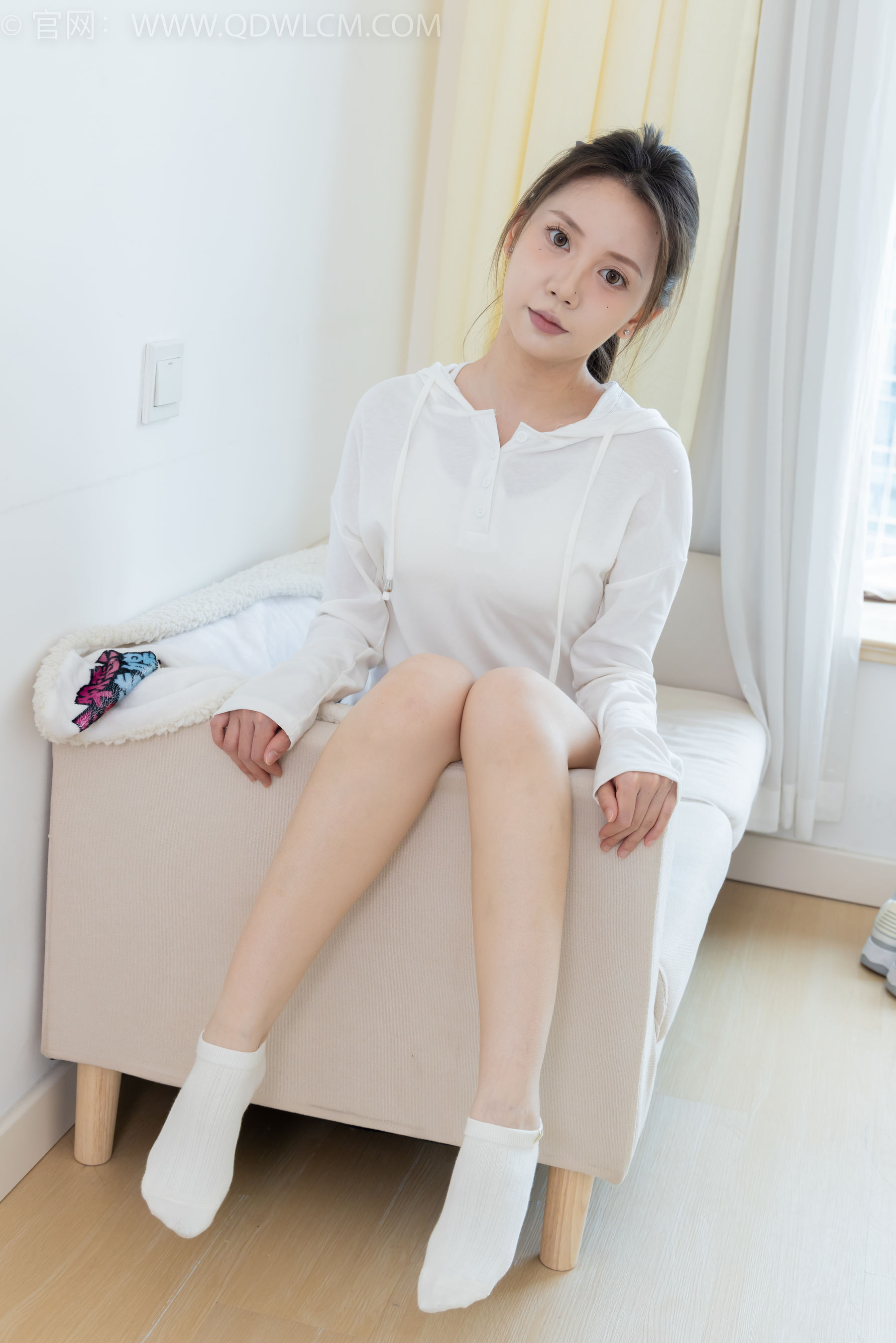 物恋传媒 No.2348 小曦 - 板鞋、白棉袜、裸足/(155P)